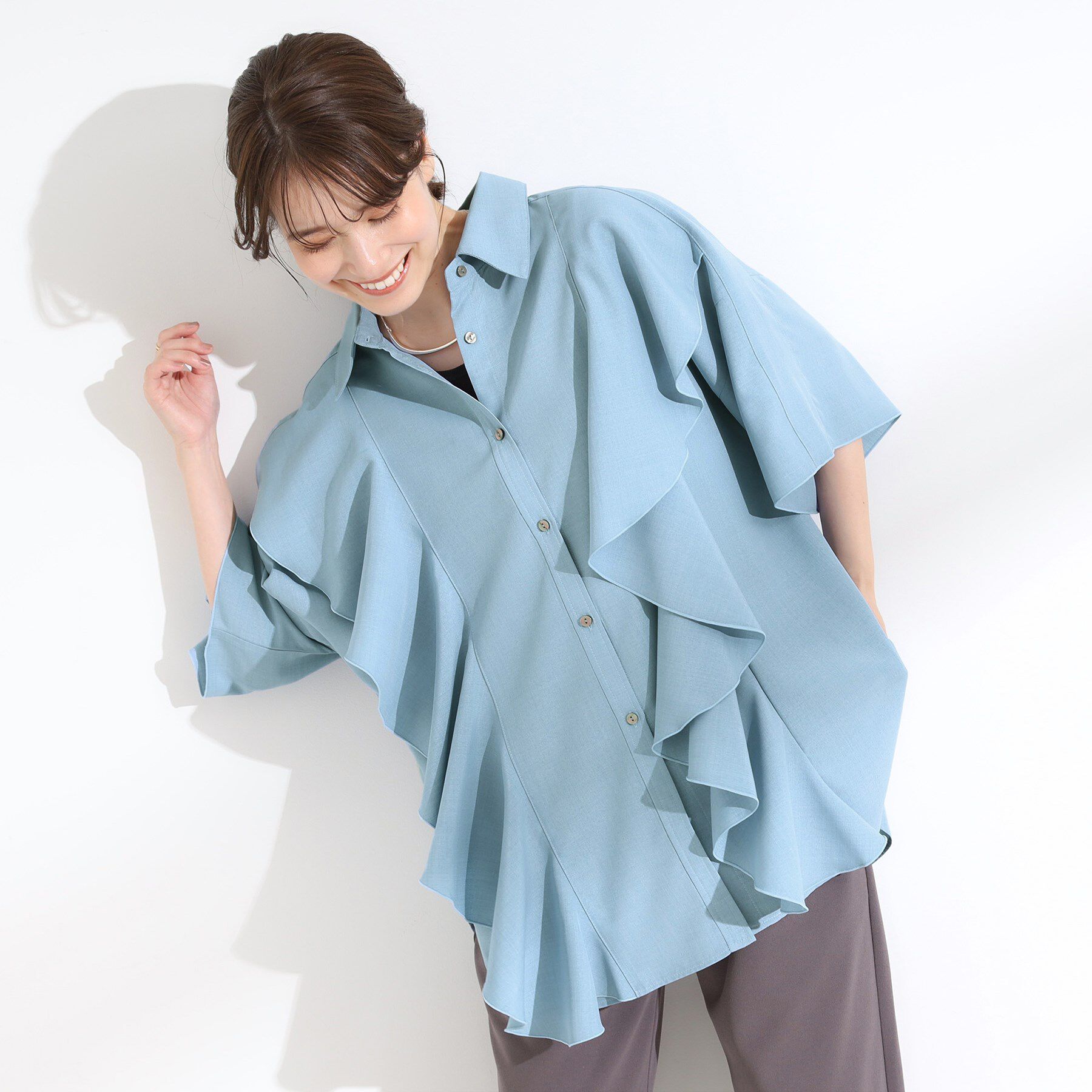 SHOO･LA･RUE「【洗える/S-LL】大きめのフリルが印象的 デザインブラウス」|チュニック|