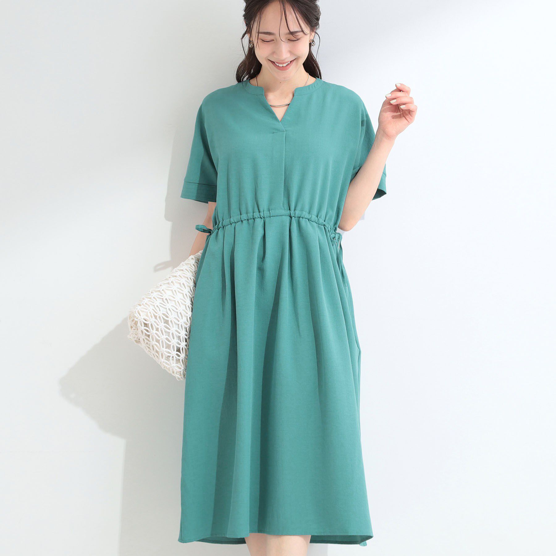 SHOO･LA･RUE「【洗濯機可/体型カバー】ウエストシャーリングで女性らしく 麻調スキッパーサイドリボンワンピース」|ワンピース|ブルーグリーン(09