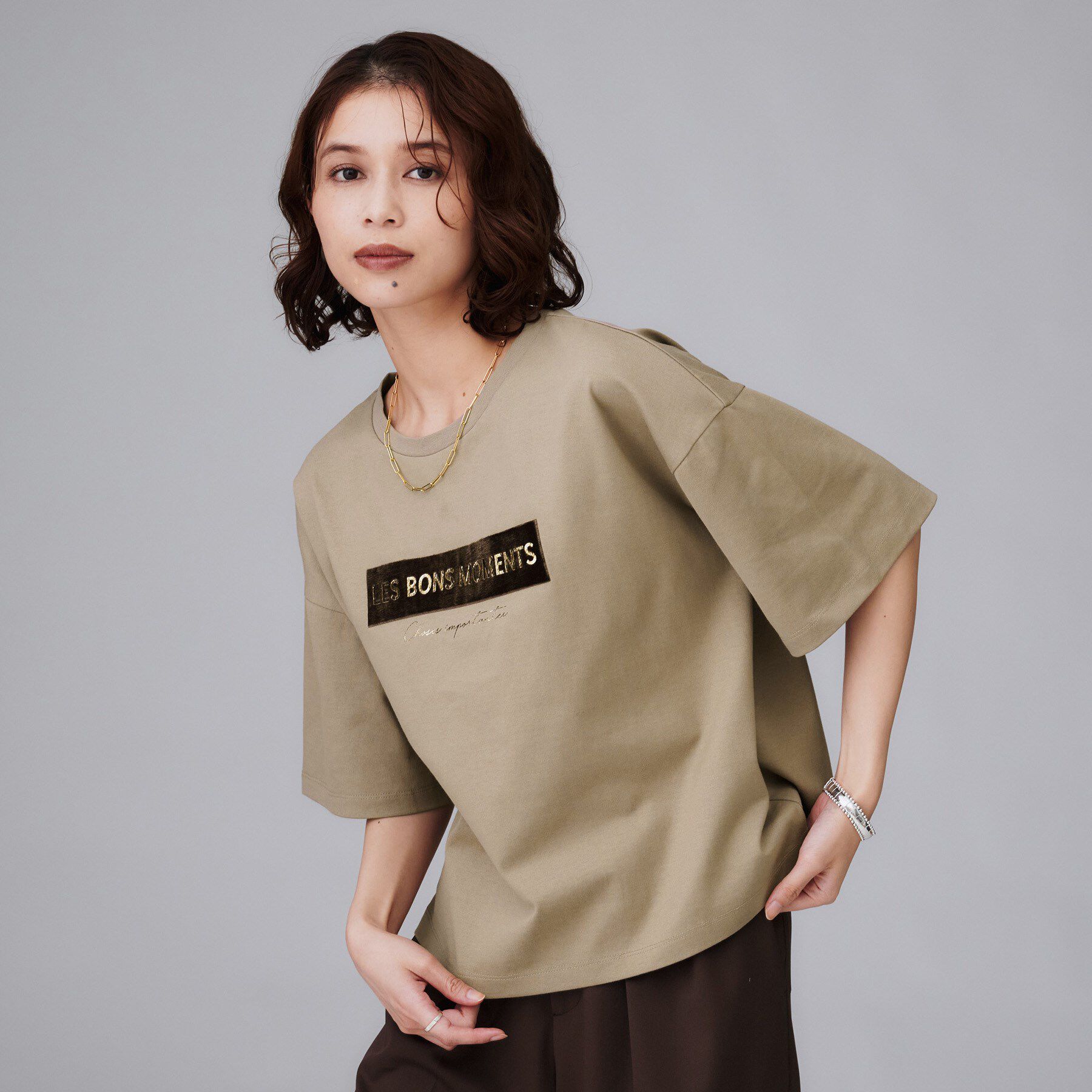 UNTITLED「【コットン100/ゆったり/ショート丈/洗える】ベロアロゴTシャツ」|Tシャツ・カットソー|