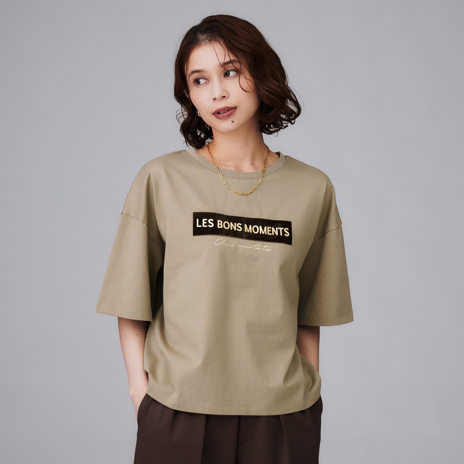 UNTITLED「【コットン100/ゆったり/ショート丈/洗える】ベロアロゴTシャツ」|Tシャツ・カットソー|