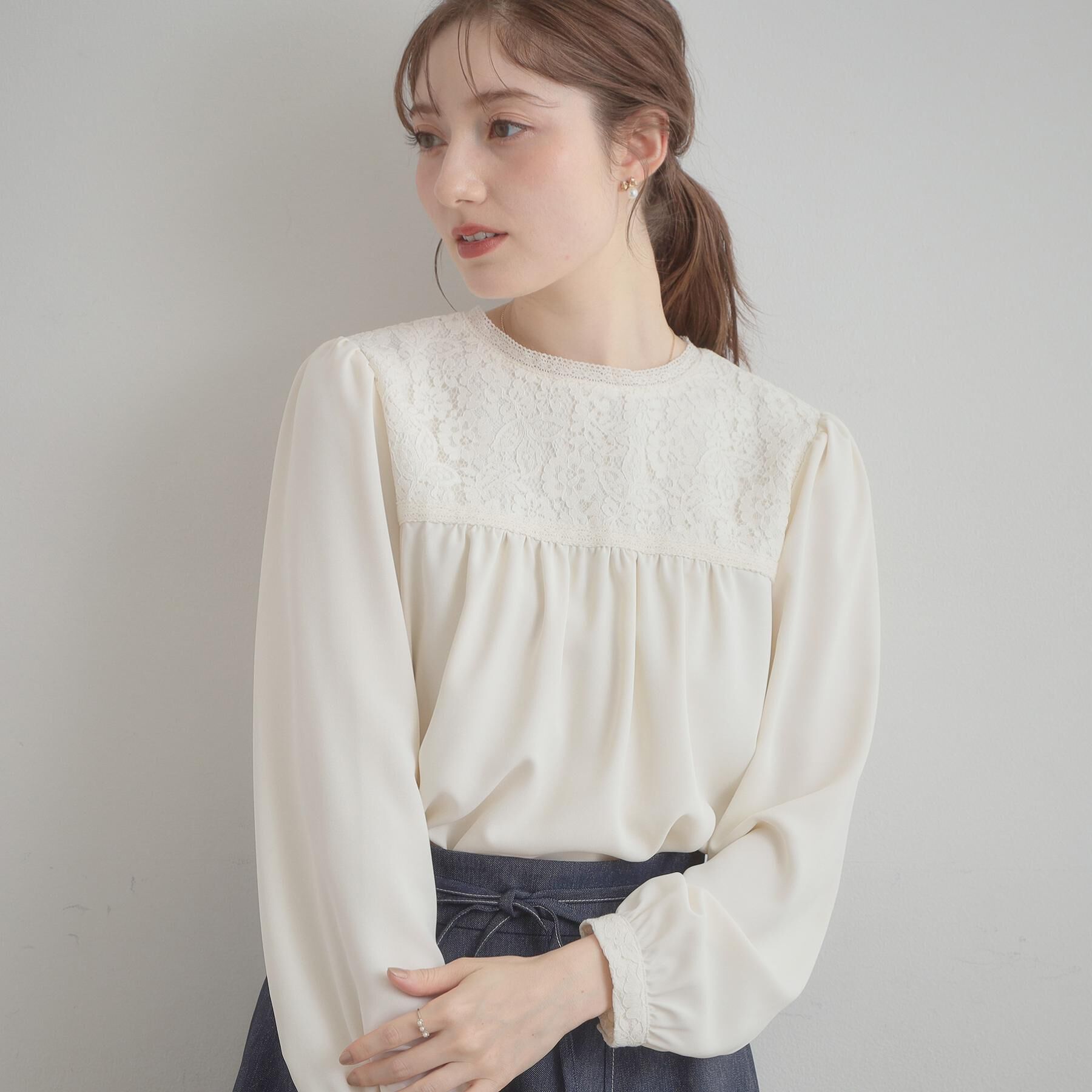 Couture broach「【ハレの日・通勤】レースドッキング ブラウス」|シャツ・ブラウス|アイボリー(004)