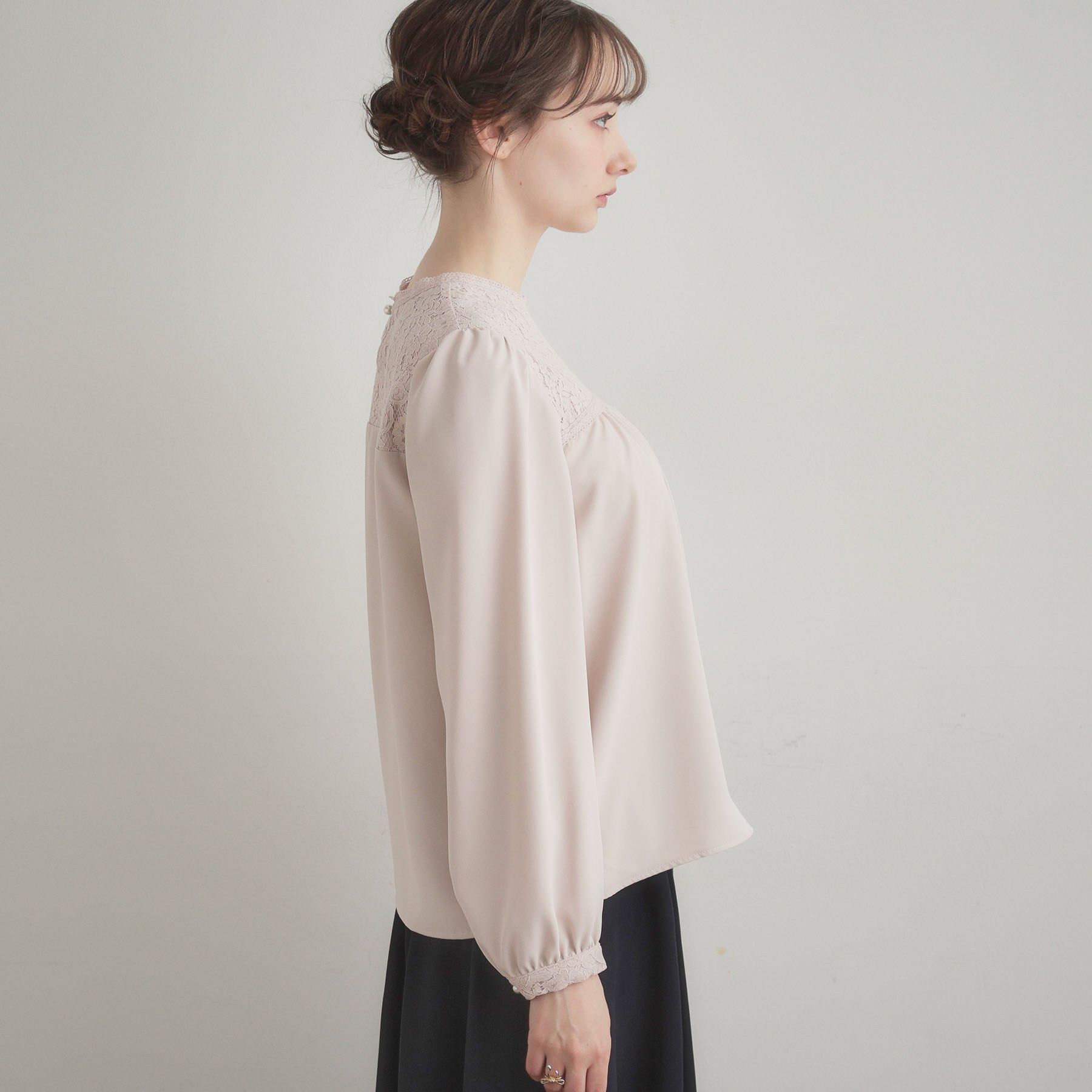 Couture broach「【ハレの日・通勤】レースドッキング ブラウス」|シャツ・ブラウス|