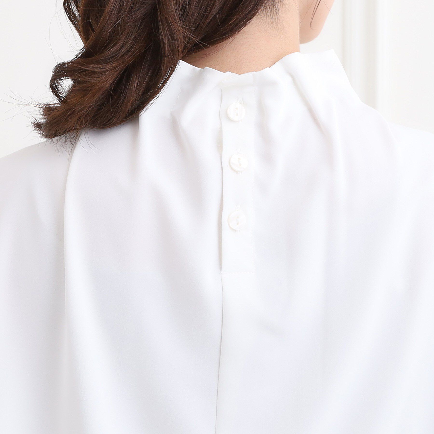 SHOO･LA･RUE「【洗濯機可】上品で華やか スタンドフリルブラウス」|シャツ・ブラウス|