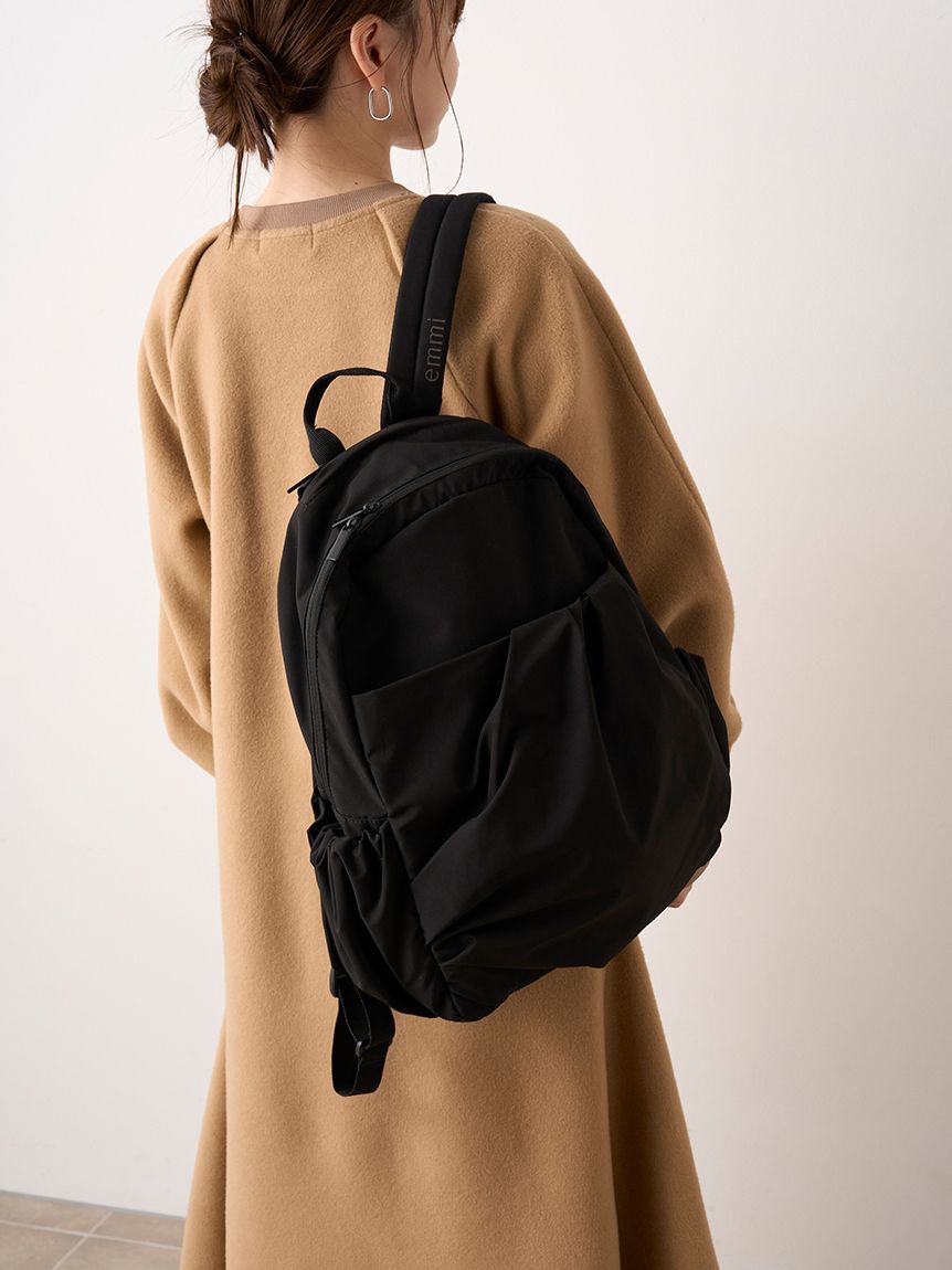 emmi atelier「【ONLINE限定カラー】eco 撥水ギャザーボディーバックパック」|リュック|