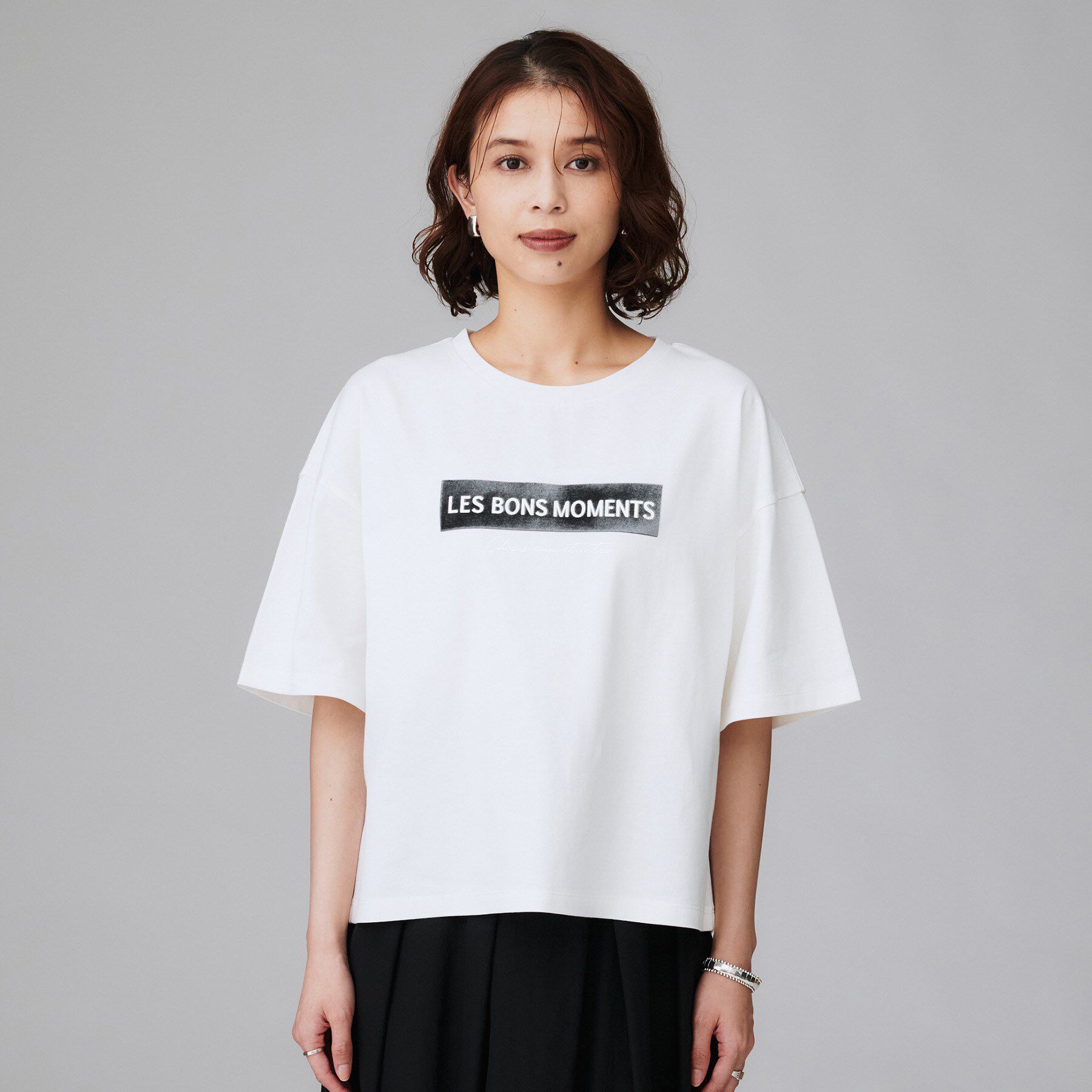 UNTITLED「【コットン100/ゆったり/ショート丈/洗える】ベロアロゴTシャツ」|Tシャツ・カットソー|