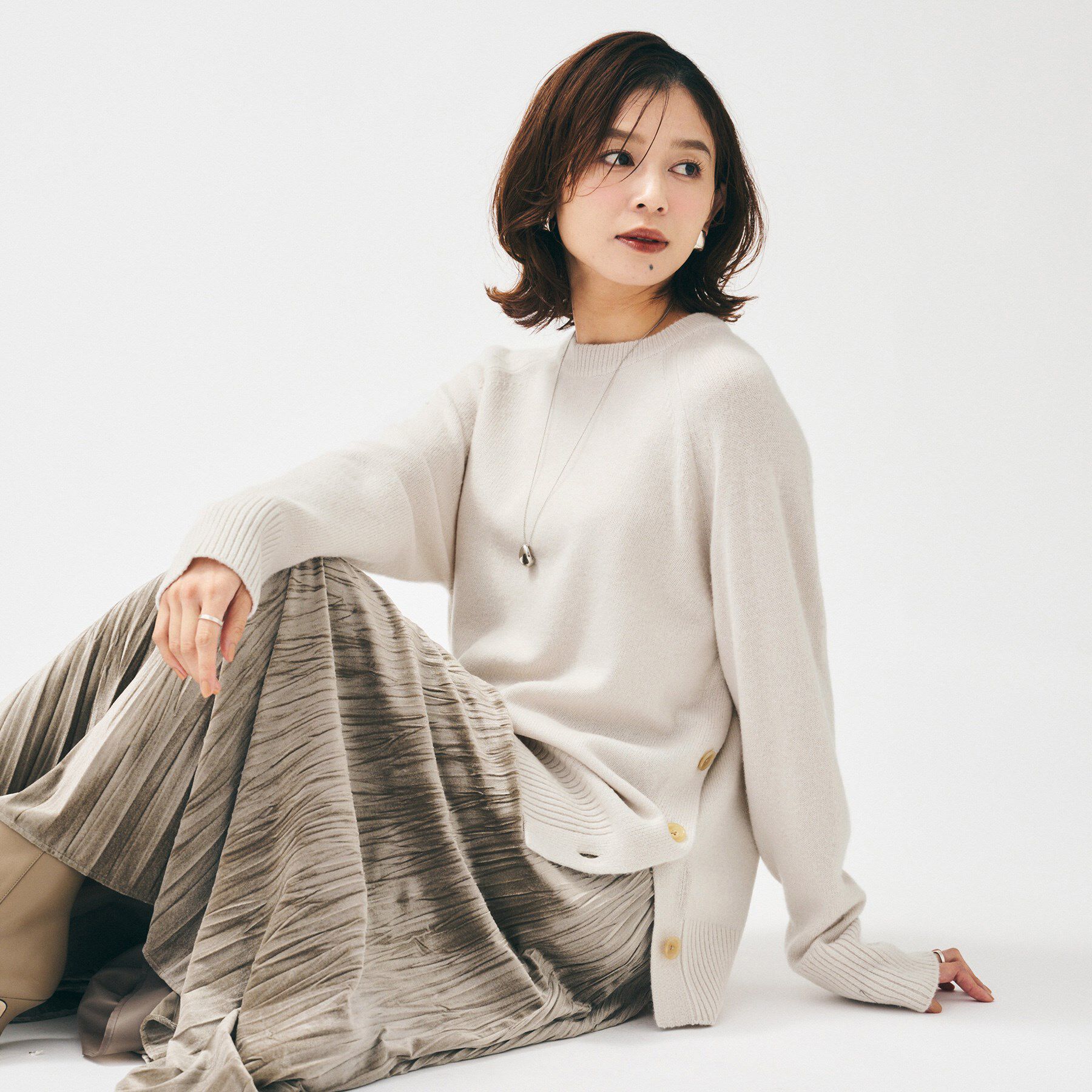 UNTITLED「【重ね着もおすすめ/洗える】ウールカシミヤ クルーネックニット」|ニット・セーター|グレージュ(050)