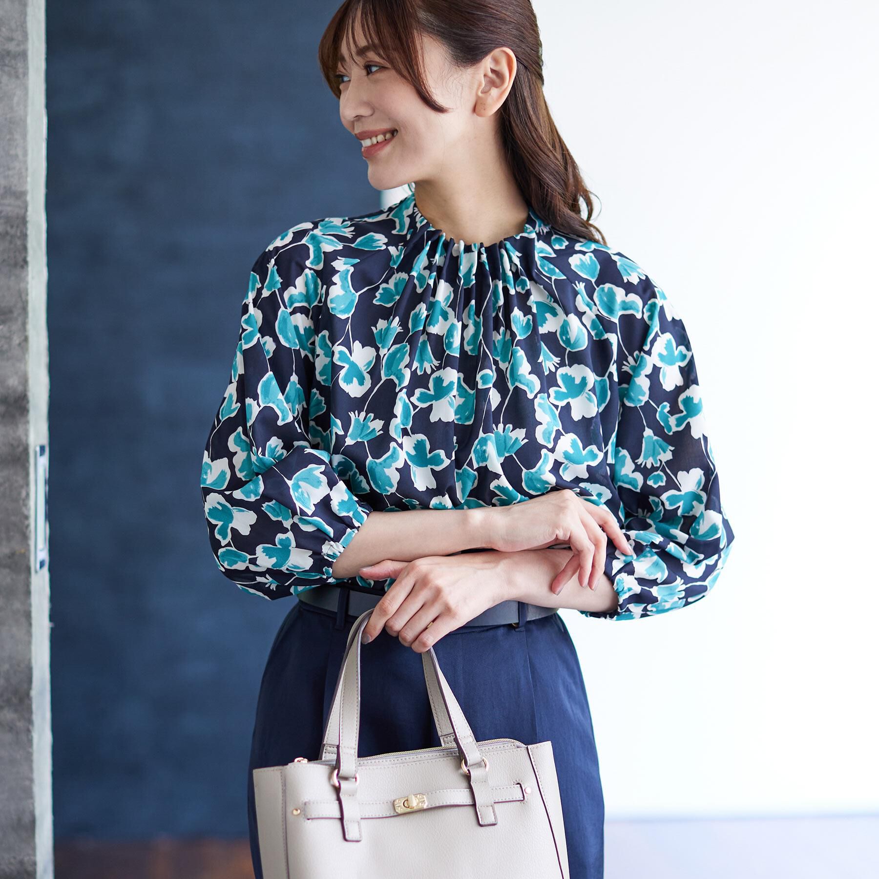 Reflect「【ジャケットのインナーにおすすめ◎】花柄タックデザインブブラウス」|シャツ・ブラウス|