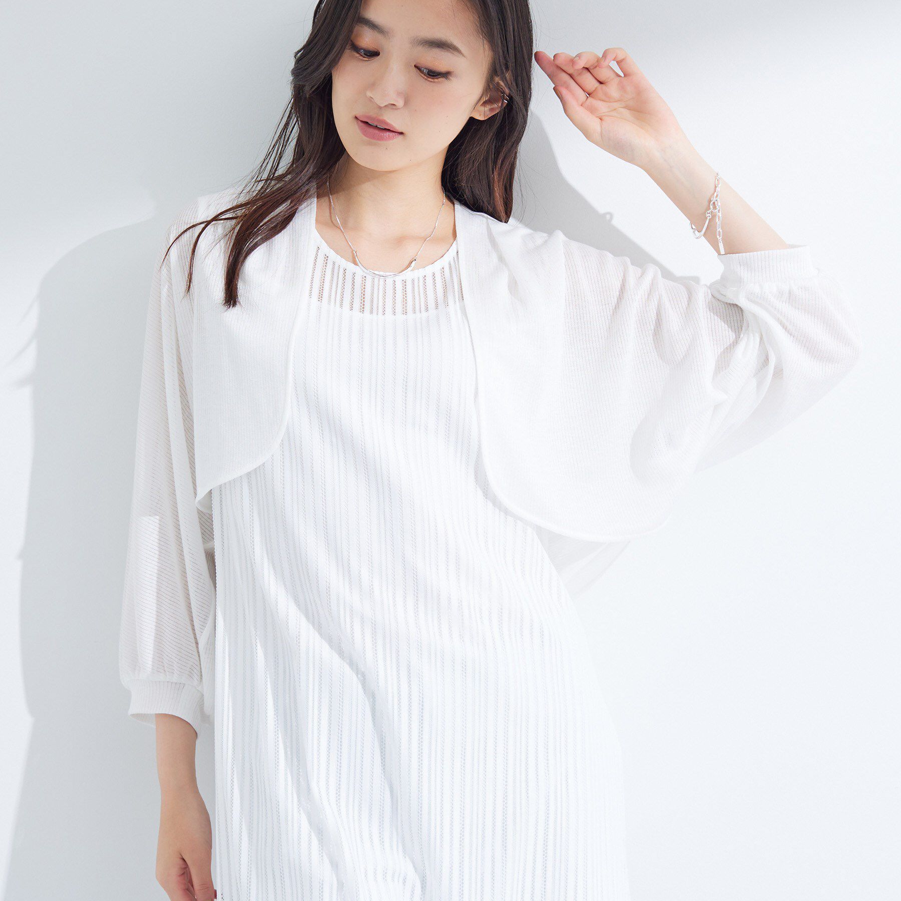 INDIVI「【軽く羽織れる】ボレロカーディガン」|カーディガン|ホワイト(001)