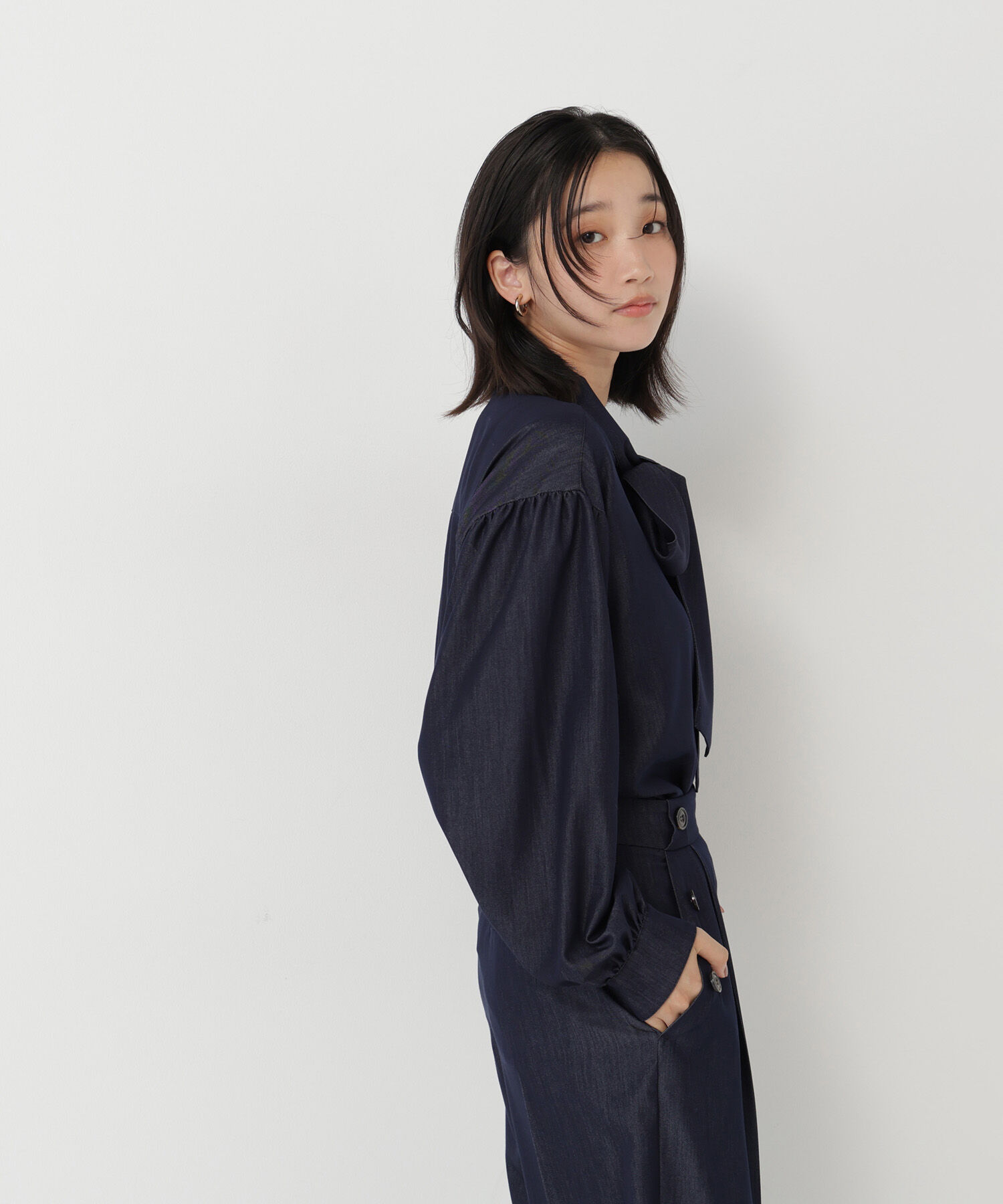  「＜Oggi・CanCam11月号掲載＞デニムライク SETUP リボンボウタイブラウス」|シャツ・ブラウス|