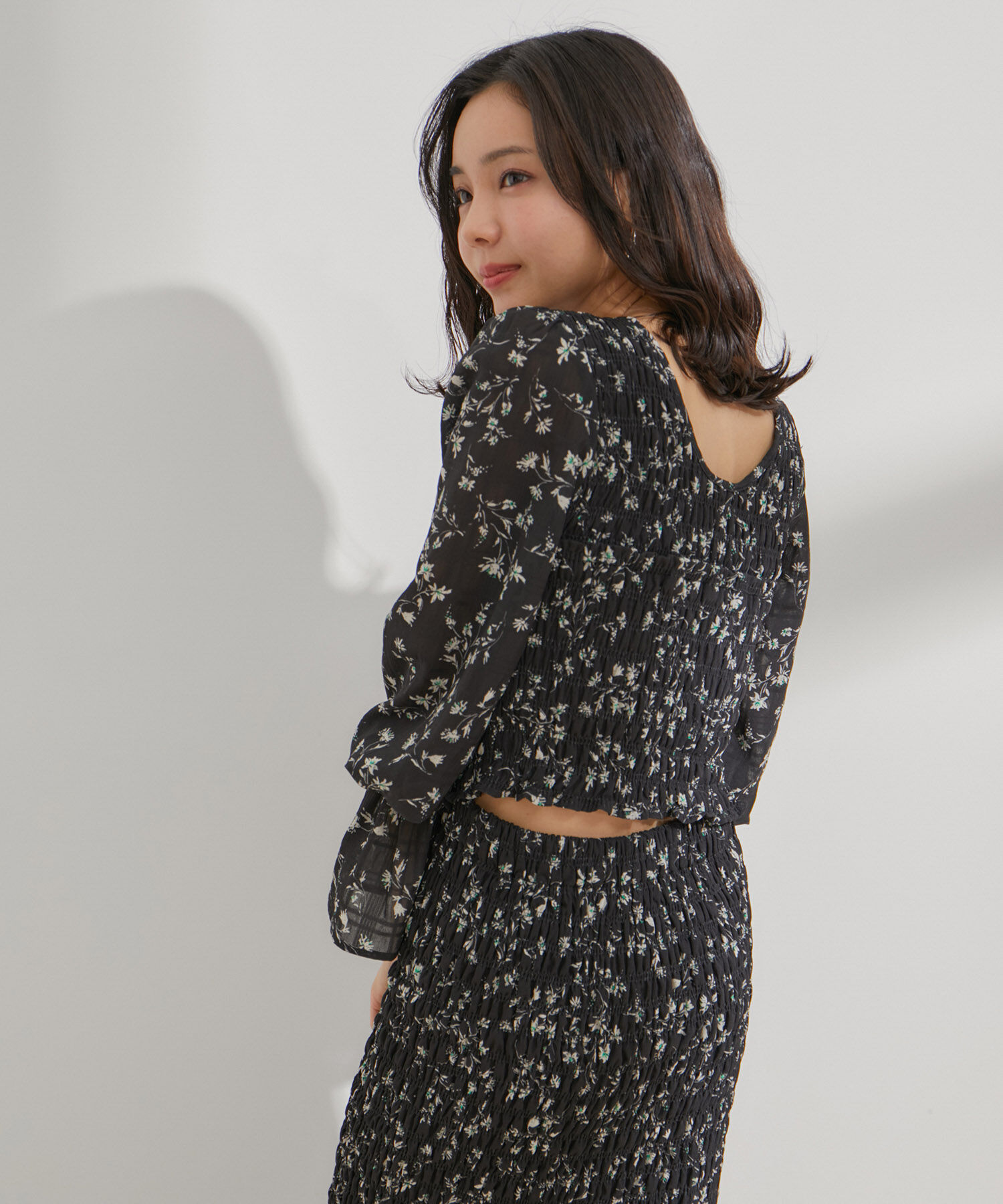 VIS「【セットアップ対応】花柄シャーリングブラウス」|シャツ・ブラウス|