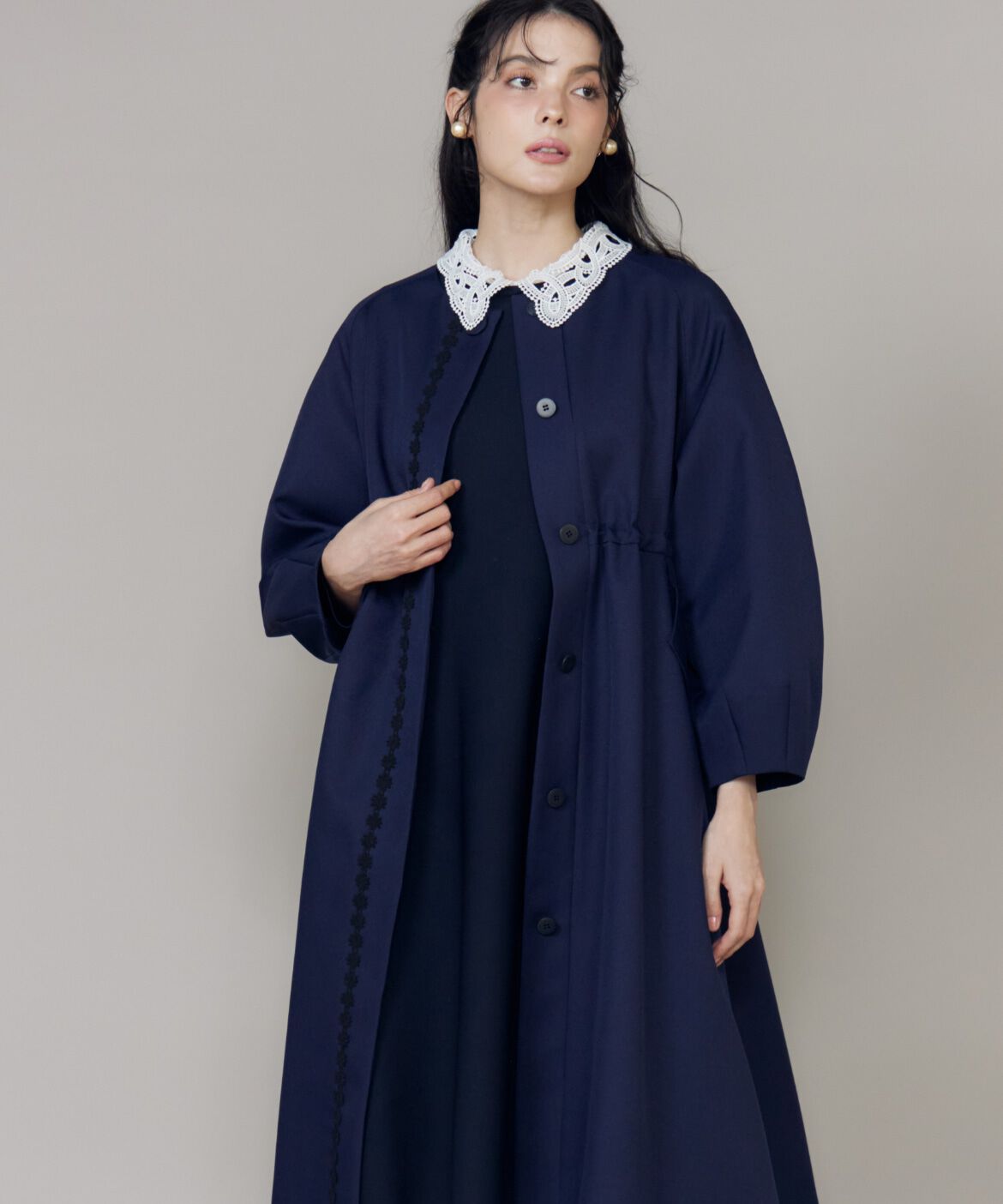 Maglie le cassetto「《M Maglie le cassetto》配色フラワーレースコート」|ステンカラーコート|ネイビー