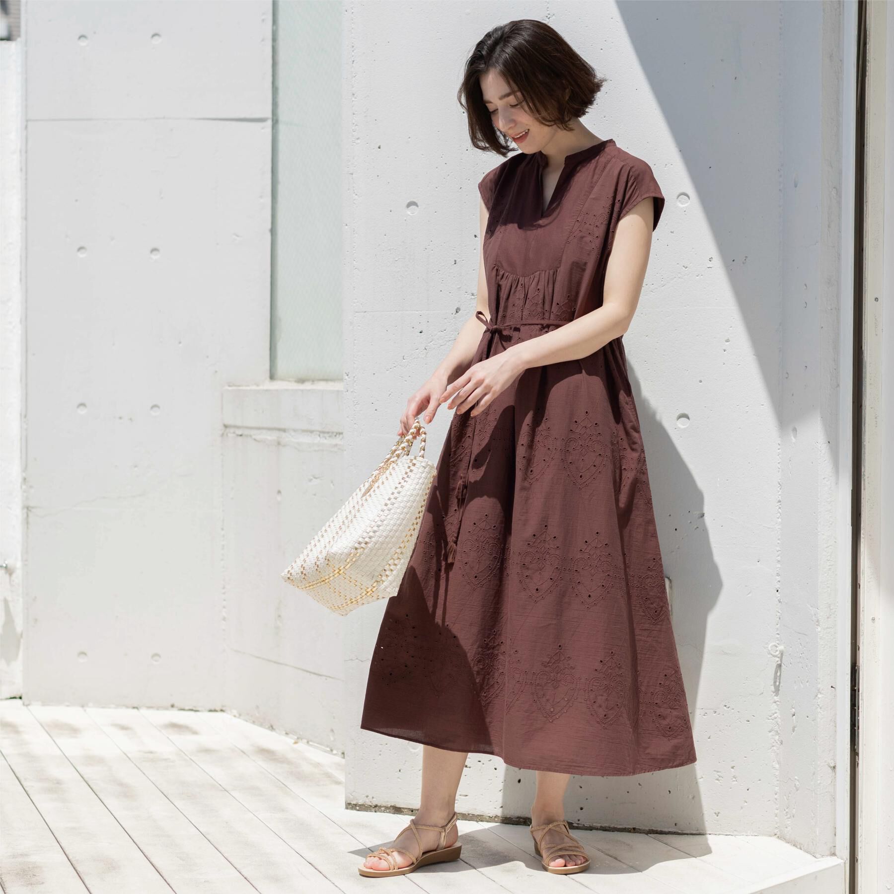OPAQUE.CLIP「アイレットレース刺繍ワンピース【洗える】」|ワンピース|ブラウン(044)