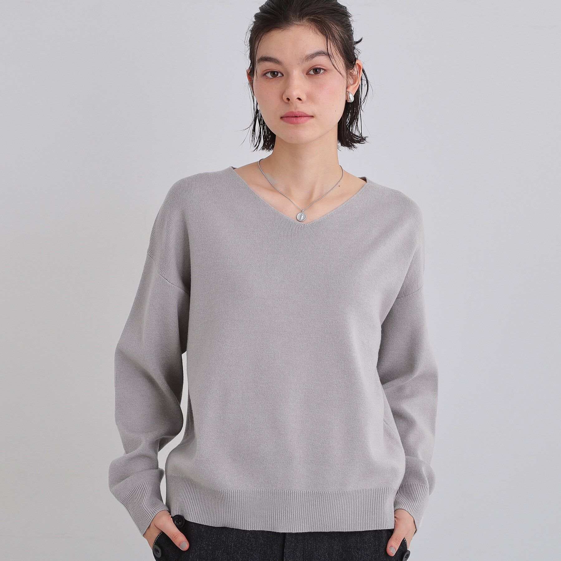 THE SHOP TK「【すっきりシルエットが叶う】大人のためのVネックニット/毛玉になりにくい/静電気防止/洗濯機OK」|ニット・セーター|ライトグレー(011
