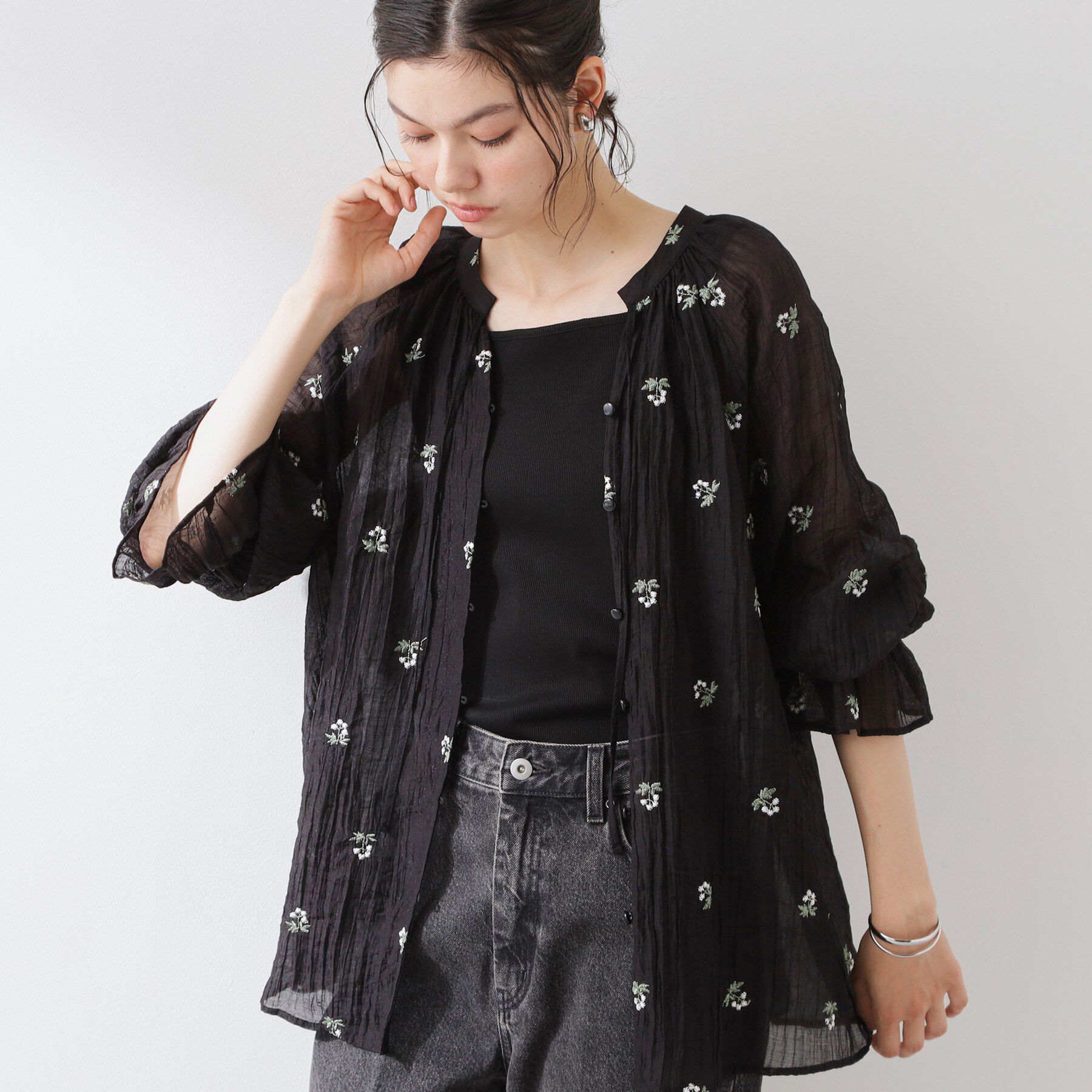 THE SHOP TK「華やぎを添える 花柄刺繍ブラウス」|シャツ・ブラウス|ブラック(119)