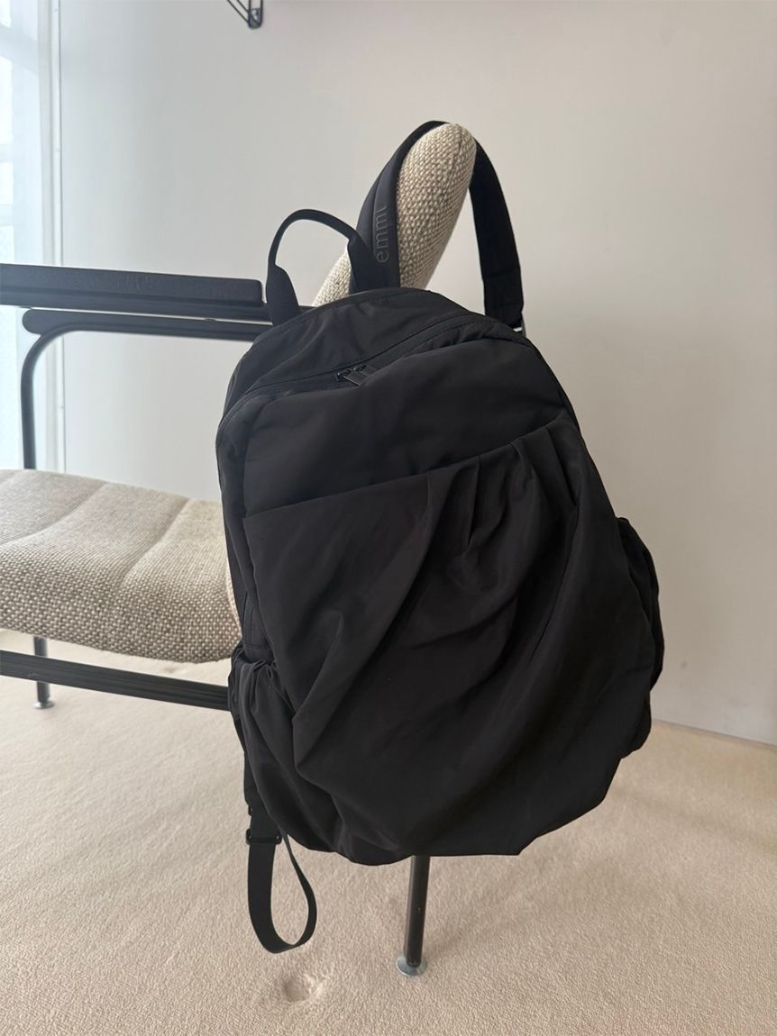 emmi atelier「【ONLINE限定カラー】eco 撥水ギャザーボディーバックパック」|リュック|
