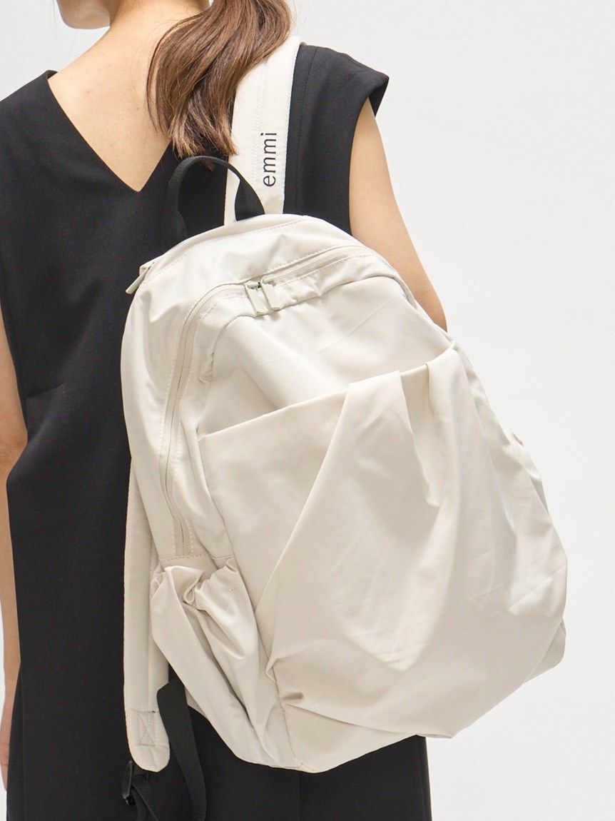 emmi atelier「【ONLINE限定カラー】eco 撥水ギャザーボディーバックパック」|リュック|