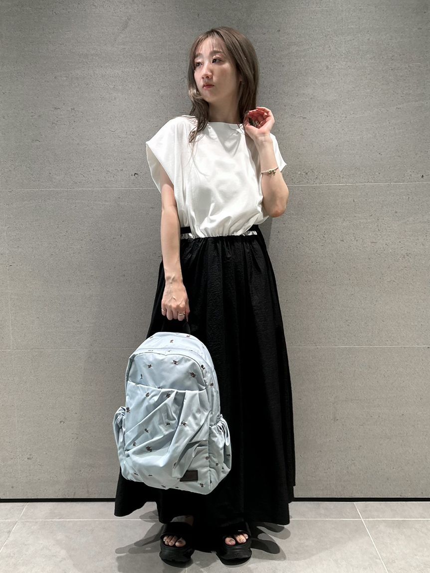 emmi atelier「【限定カラーあり】フラワー刺繍 撥水ギャザーボディーバックパック」|リュック|