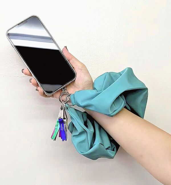 NOMINE「【cheek】big shushu hand strap ビッグシュシュ ハンド」|チャーム・キーホルダー|グリーン