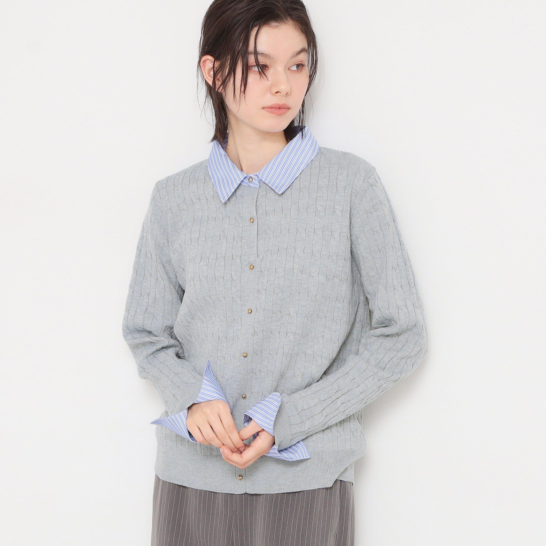 THE SHOP TK「【1枚でスタイル決まる】シャツレイヤード風 襟付ケーブルニット」|ニット・セーター|グレー(012)