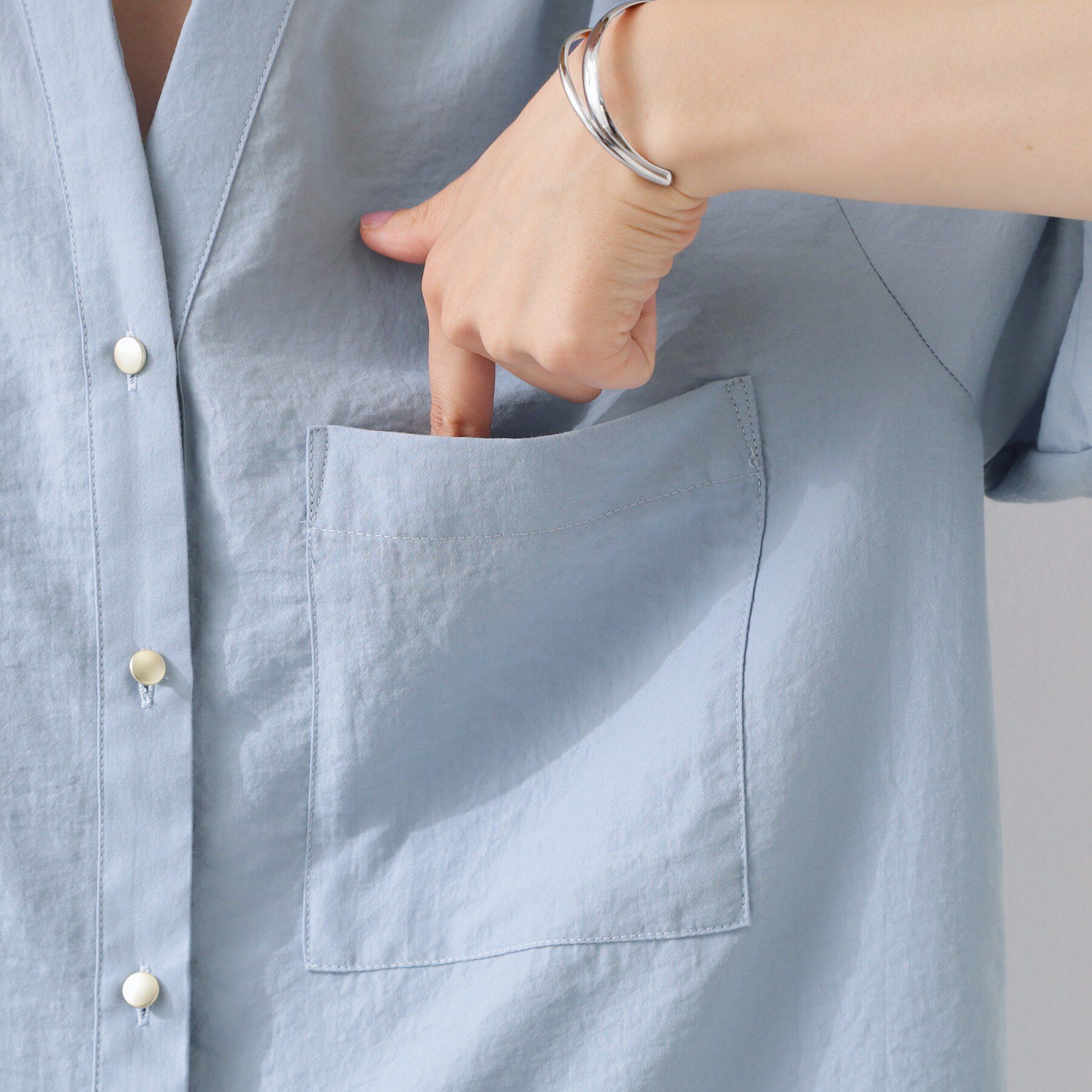 THE SHOP TK「【M-XL/秋始めにちょうどいい】細見え5分袖Wポケットシャツ」|シャツ・ブラウス|