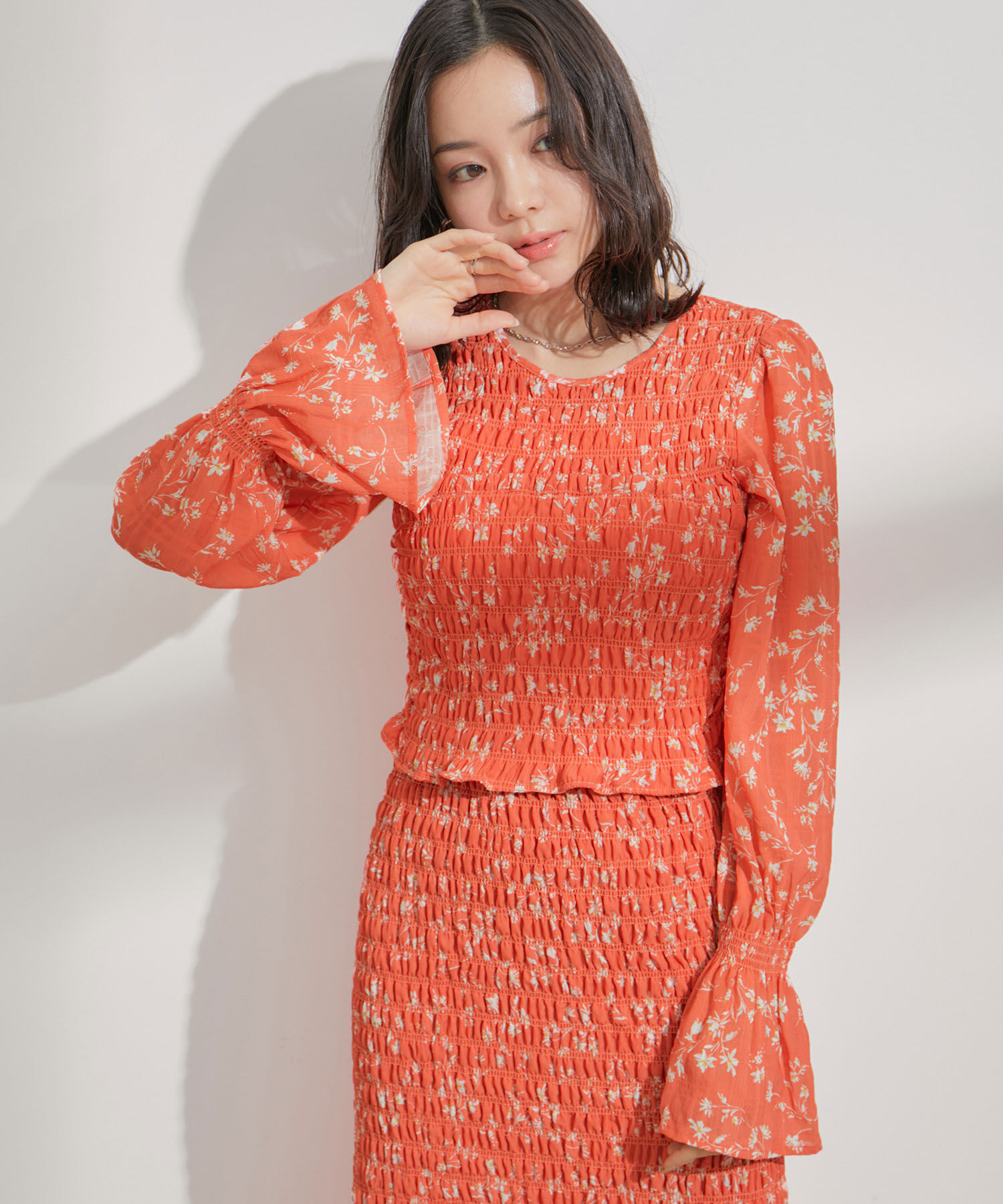 VIS「【セットアップ対応】花柄シャーリングブラウス」|シャツ・ブラウス|