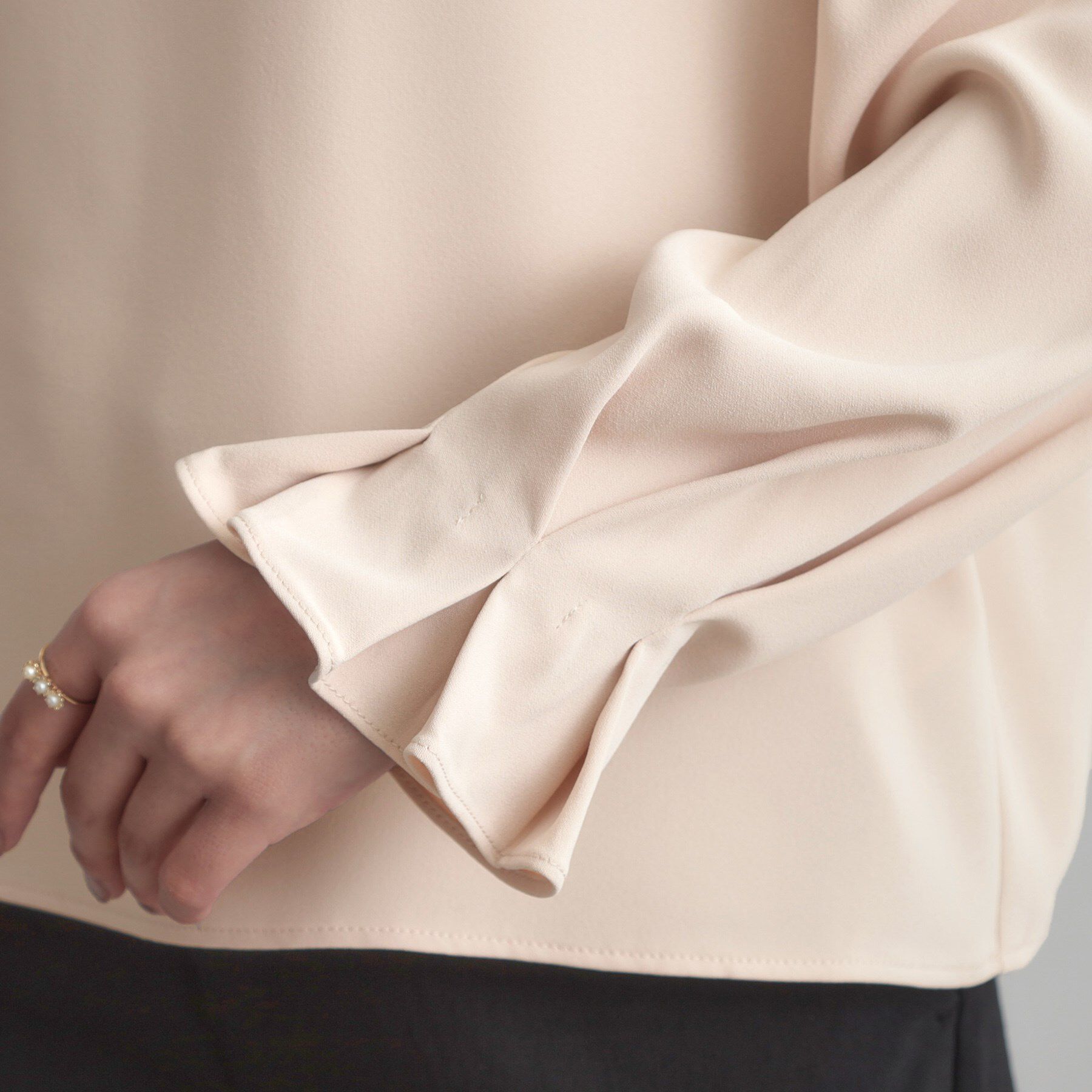 Couture broach「【大人可愛い・通勤】ロールカラーバックリボンブラウス」|シャツ・ブラウス|