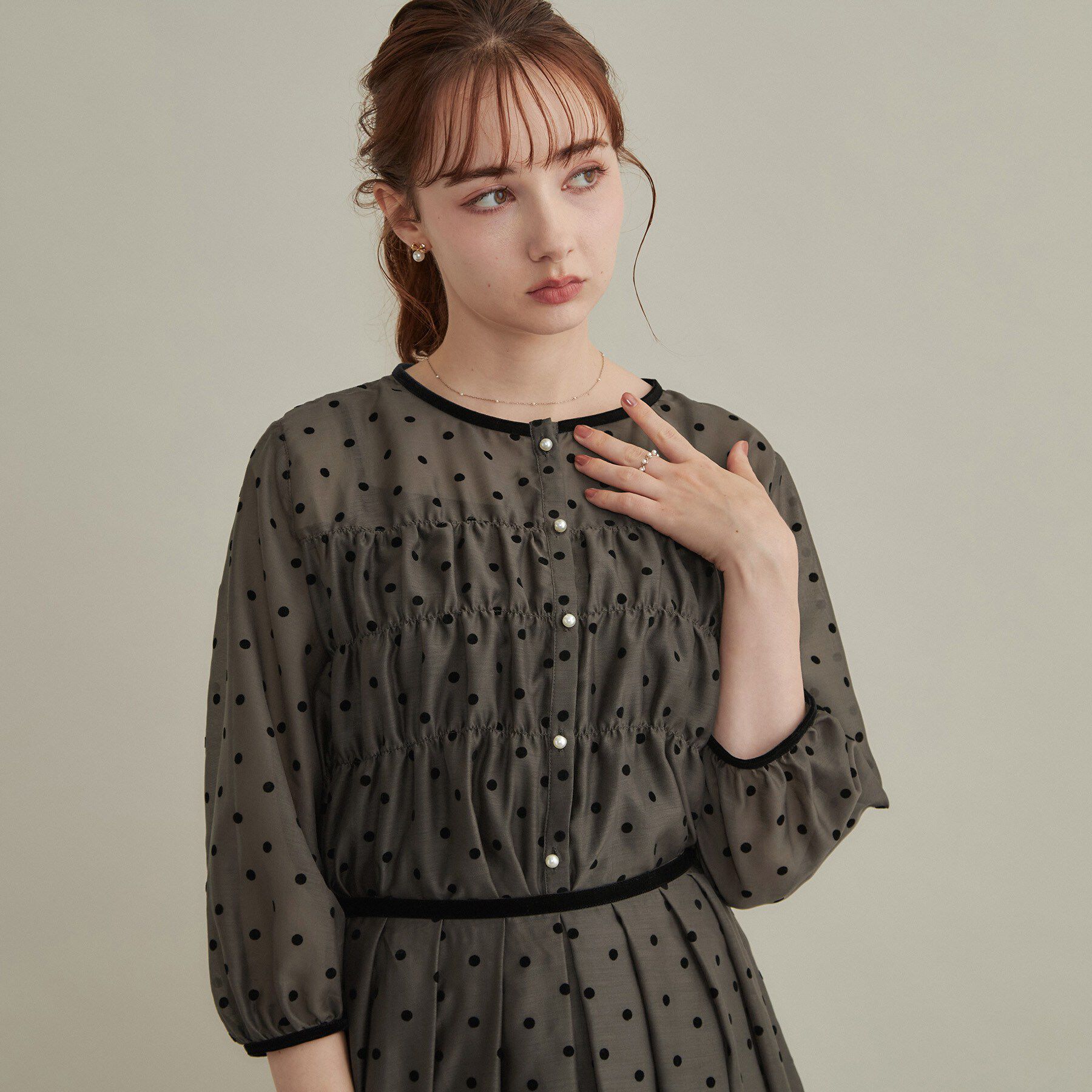 Couture broach「【セットアップ可・着映えて上品】フロッキードットブラウス」|シャツ・ブラウス|
