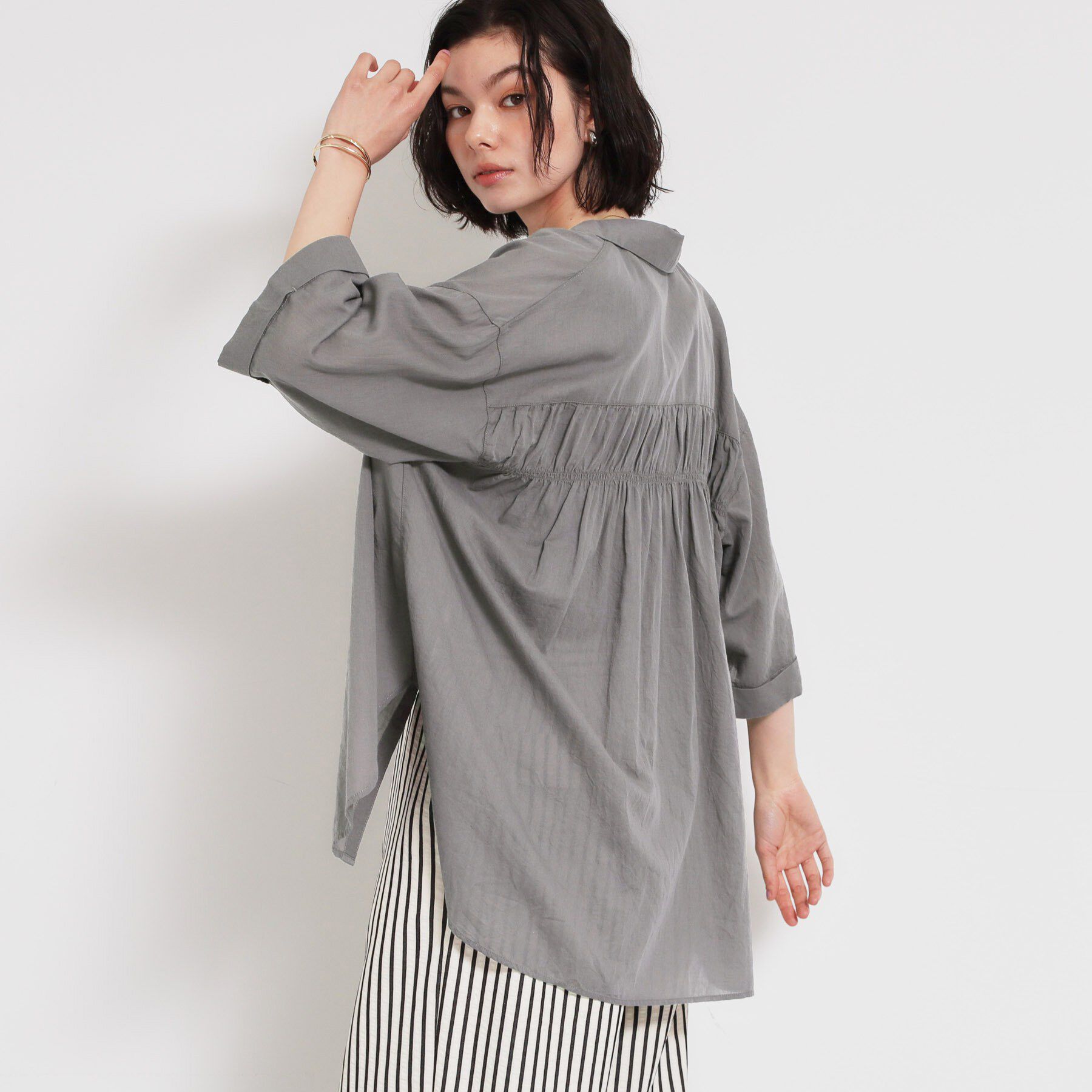 THE SHOP TK「ポジティブカラーが映える　バイオウォッシュバックギャザーシャツ」|シャツ・ブラウス|スミクロ(018)
