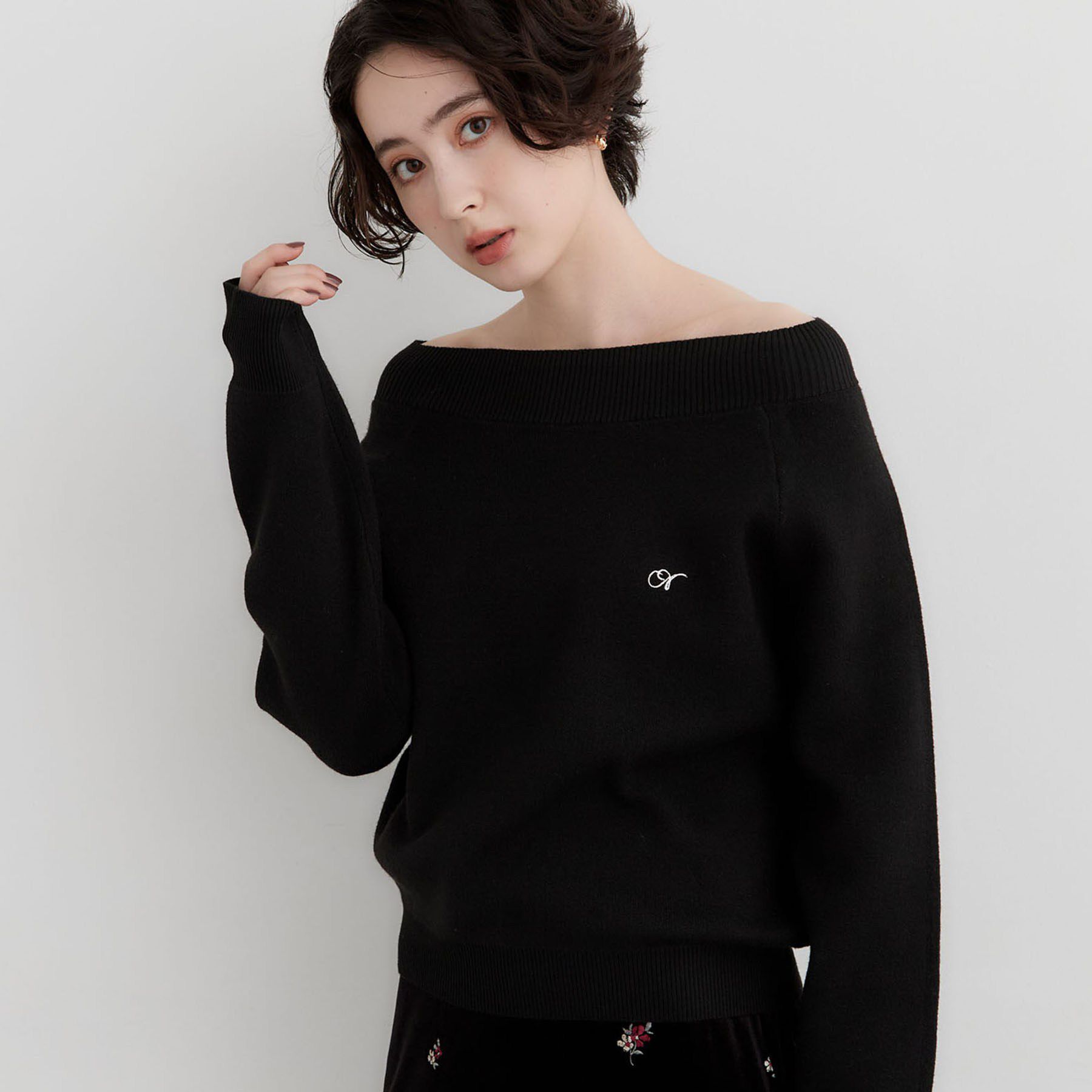 THE SHOP TK「オフショルワンポイント刺繍ニット」|ニット・セーター|