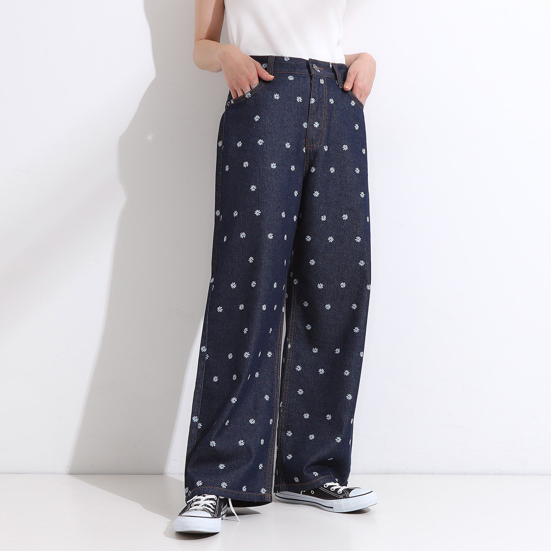 SHOO･LA･RUE「【S-LL】周りと差がつく デイジー柄デニムワイドパンツ」|デニム|ネイビー(794)