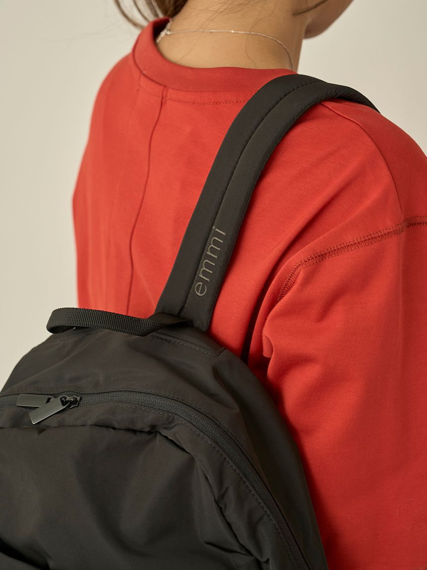 emmi atelier「【ONLINE限定カラー】eco 撥水ギャザーボディーバックパック」|リュック|