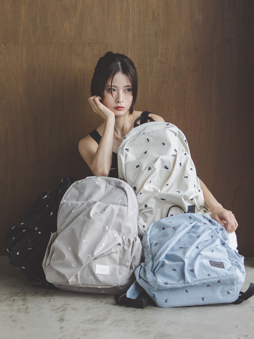 emmi atelier「【限定カラーあり】フラワー刺繍 撥水ギャザーボディーバックパック」|リュック|