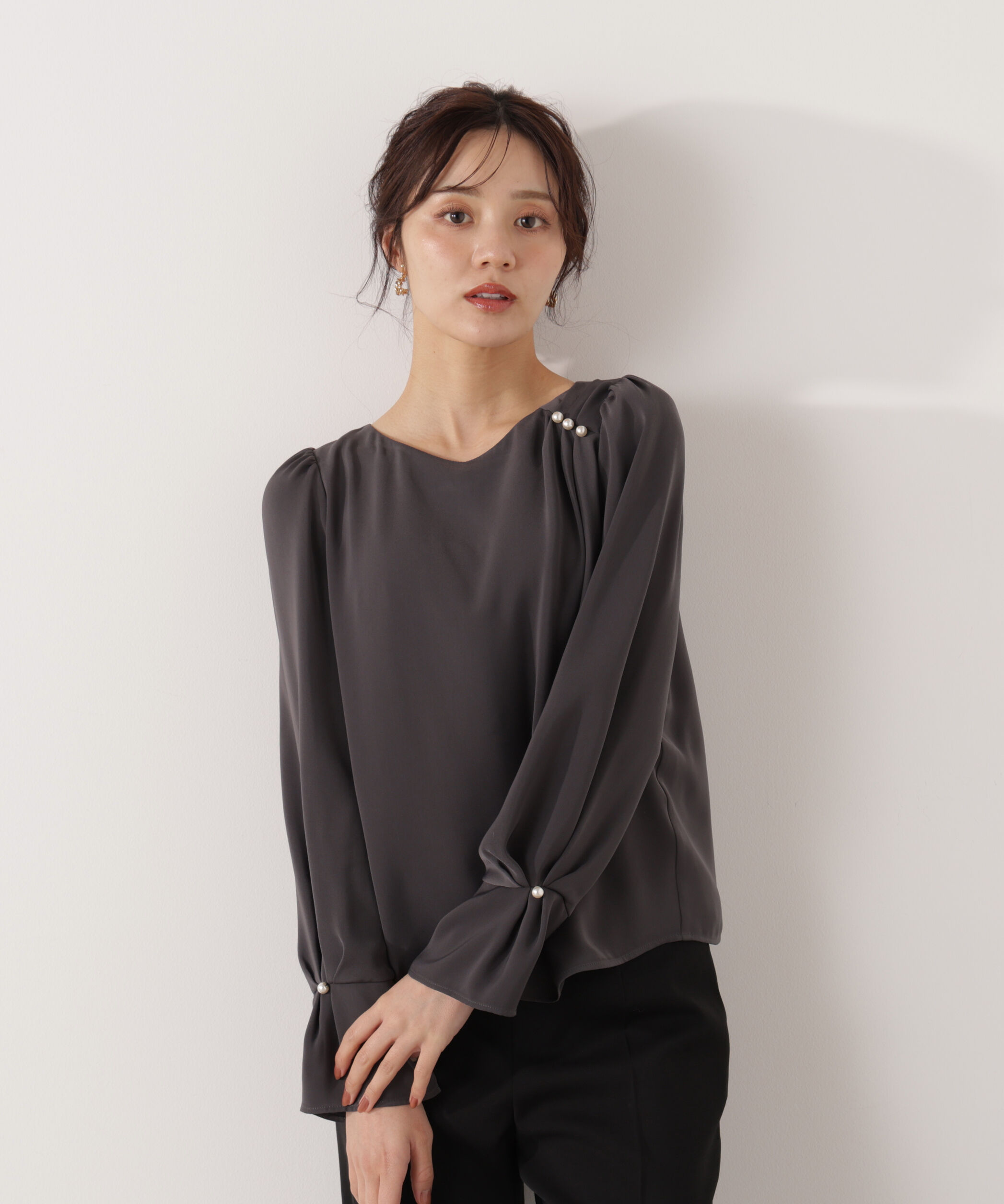 PROPORTION BODY DRESSING「パール付きニュアンスネックブラウス 26SS」|シャツ・ブラウス|チャコール2