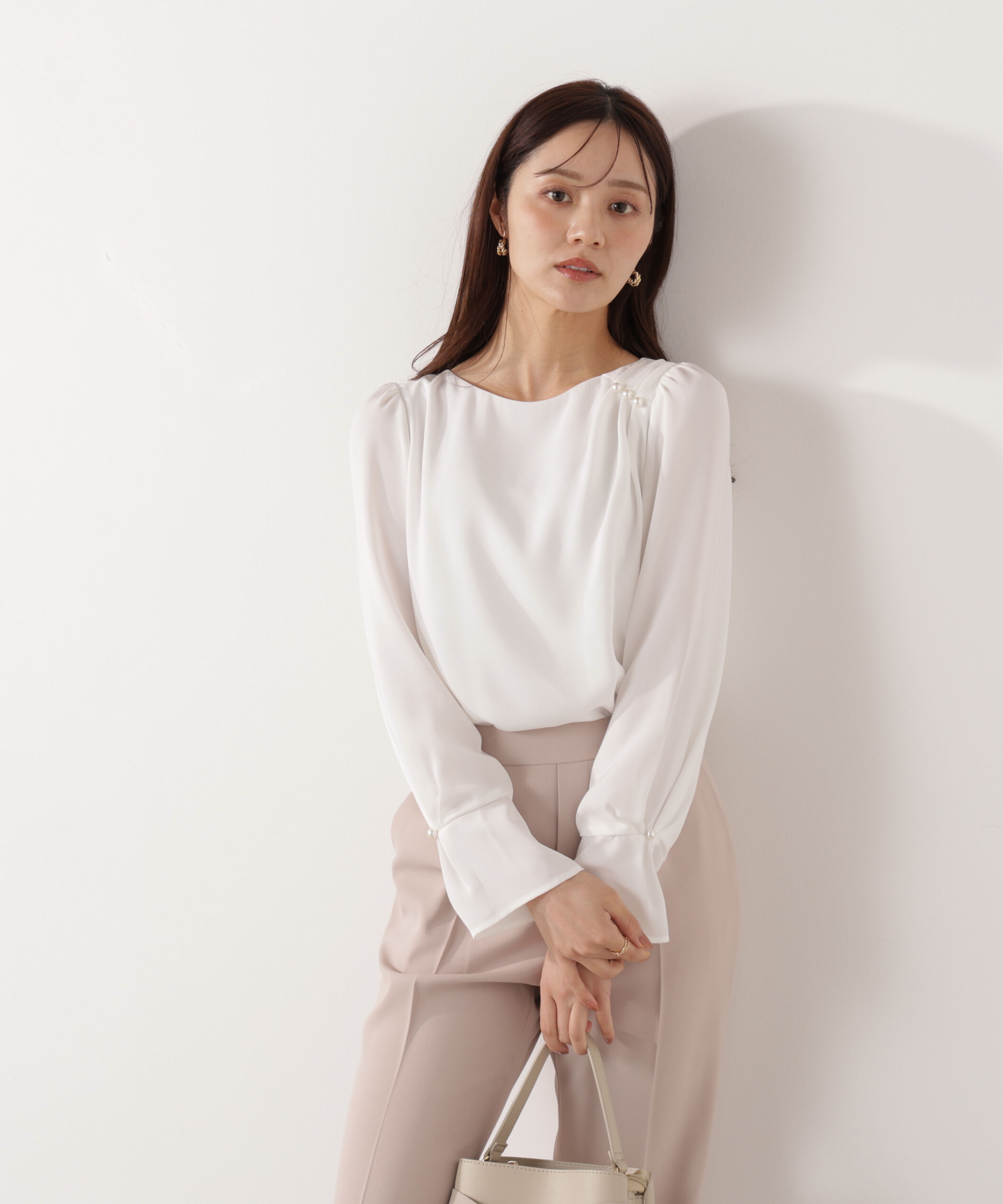 PROPORTION BODY DRESSING「パール付きニュアンスネックブラウス 26SS」|シャツ・ブラウス|