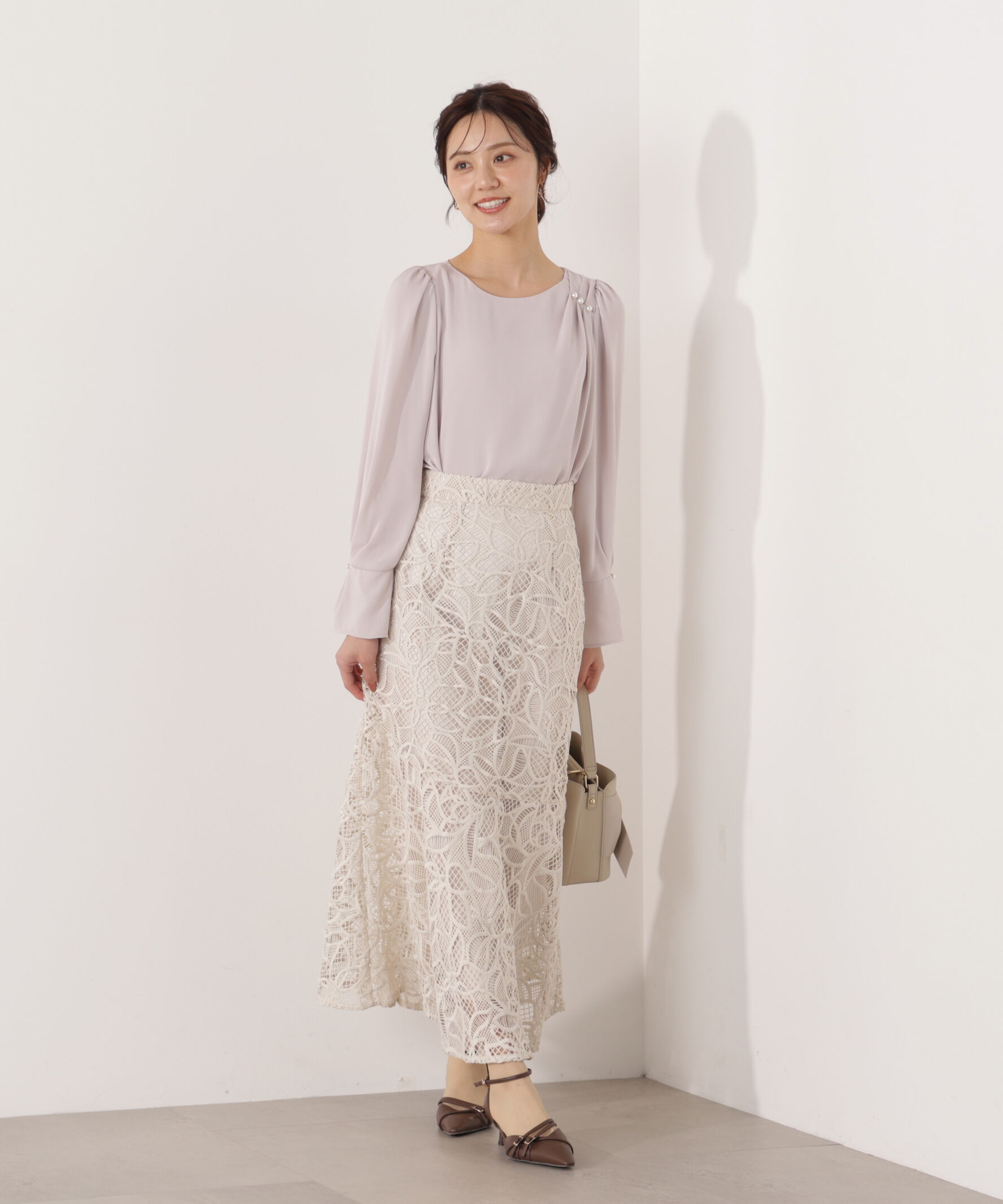 PROPORTION BODY DRESSING「パール付きニュアンスネックブラウス 26SS」|シャツ・ブラウス|