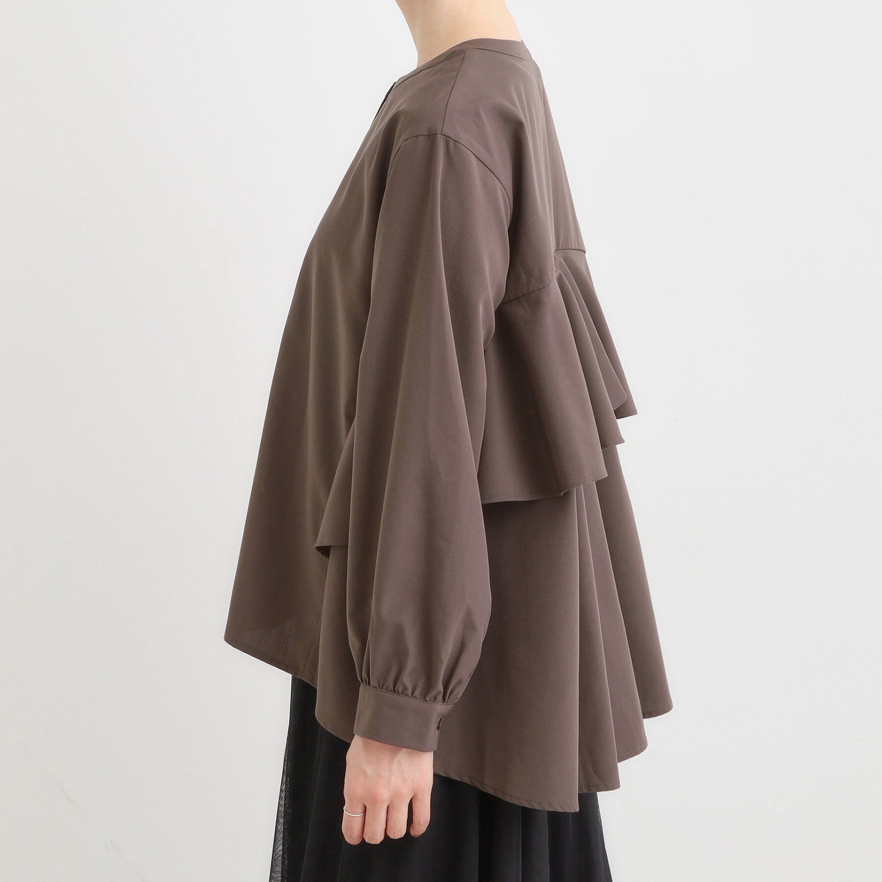 SHOO･LA･RUE「【洗濯機可/S-LL】後ろ姿も抜かりなく バックフリルシャツ」|シャツ・ブラウス|