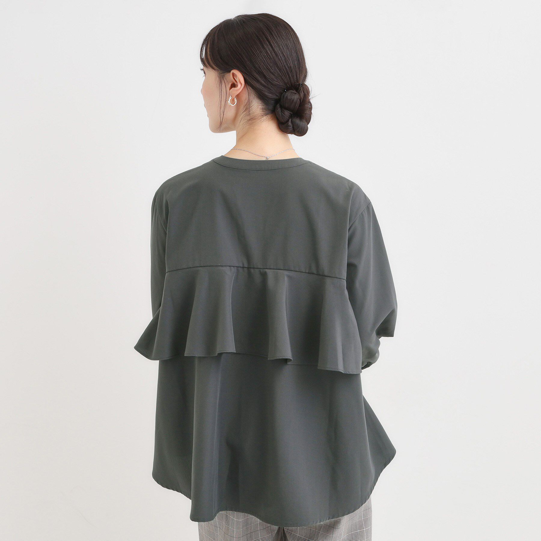 SHOO･LA･RUE「【洗濯機可/S-LL】後ろ姿も抜かりなく バックフリルシャツ」|シャツ・ブラウス|