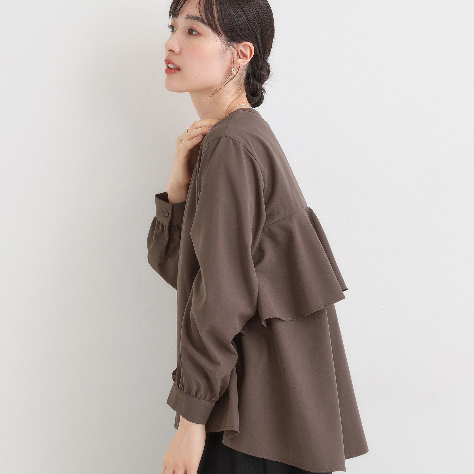 SHOO･LA･RUE「【洗濯機可/S-LL】後ろ姿も抜かりなく バックフリルシャツ」|シャツ・ブラウス|ブラウン(043)