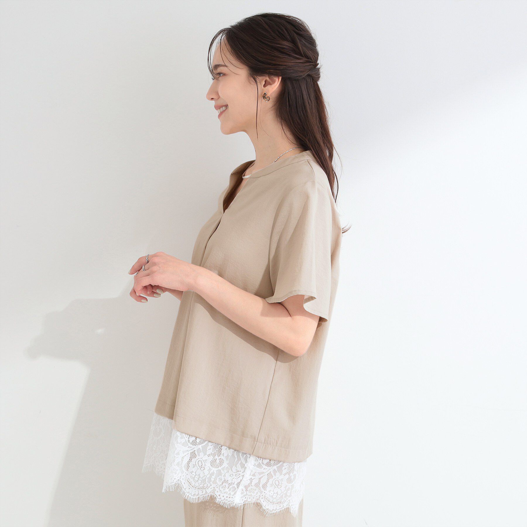 SHOO･LA･RUE「【S-LL/洗濯機可】軽凛(かろりん) 楽に着られて上品 裾レーススキッパーブラウス」|シャツ・ブラウス|