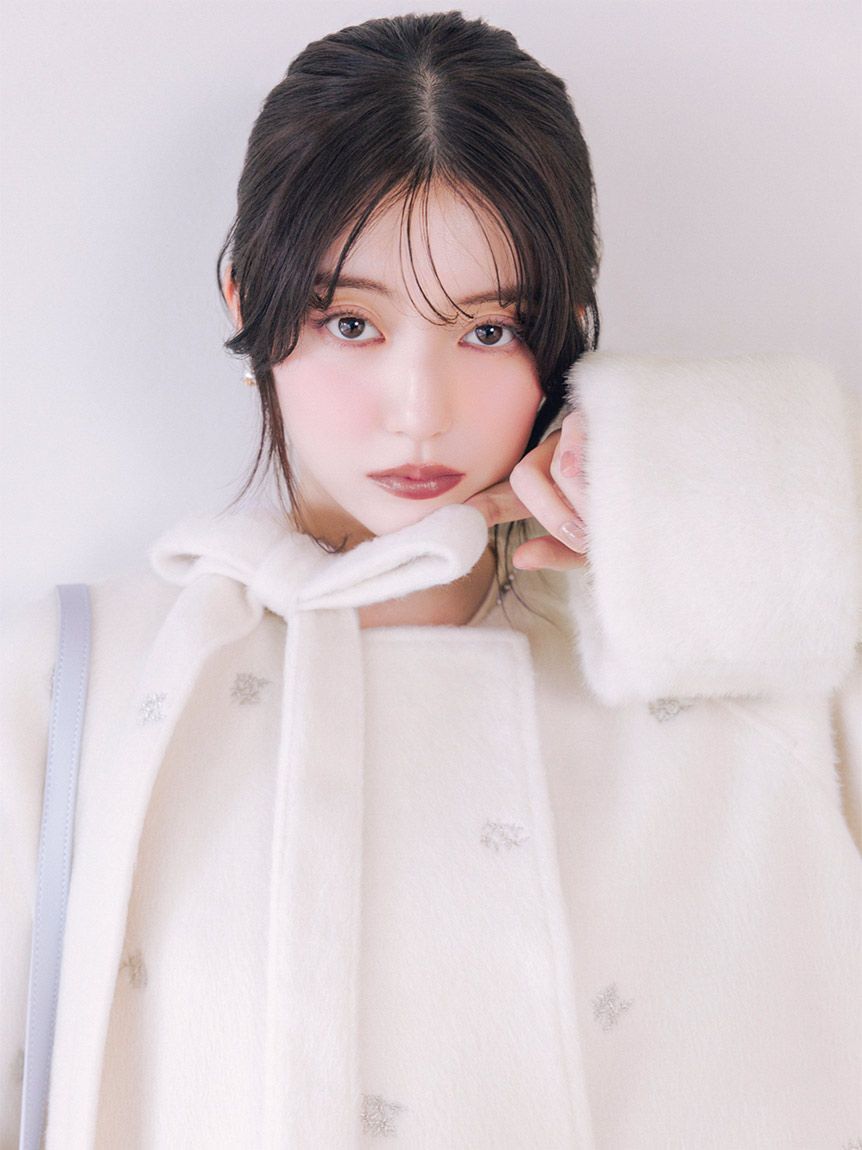 SNIDEL「【WEB限定】ファー付きリボンブローチコート」|ノーカラージャケット|