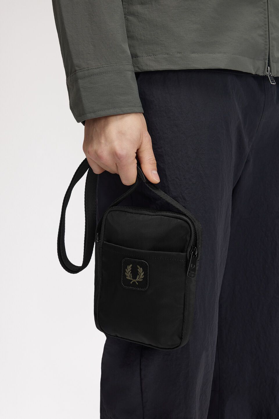 FRED PERRY 「FRED PERRY／CRINKLE NLYON SMALL SIDE／クリンクル ナイロン スモールサイド ショルダーバッグ」|ショルダー・メッセンジャー|