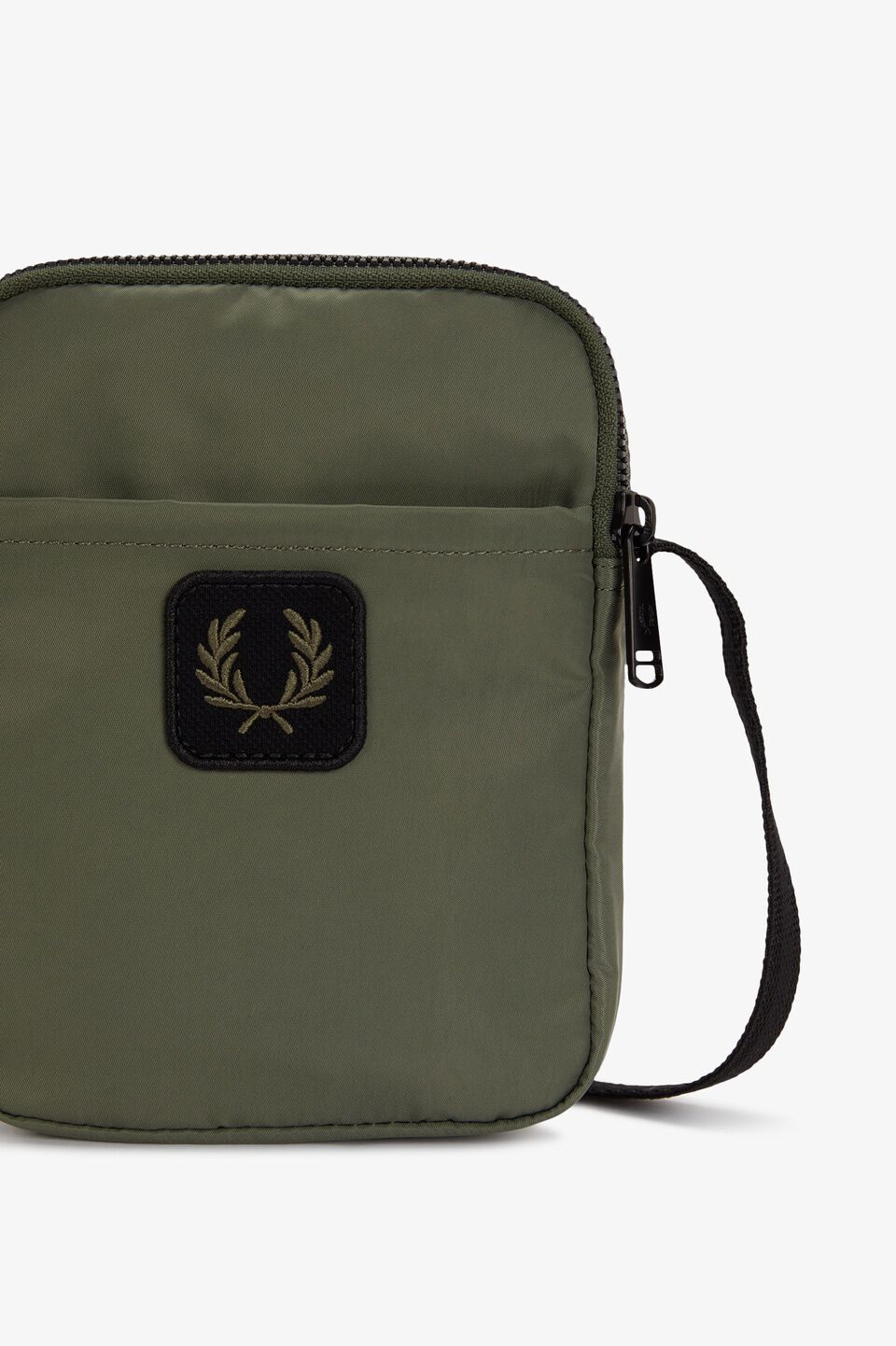 FRED PERRY 「FRED PERRY／CRINKLE NLYON SMALL SIDE／クリンクル ナイロン スモールサイド ショルダーバッグ」|ショルダー・メッセンジャー|