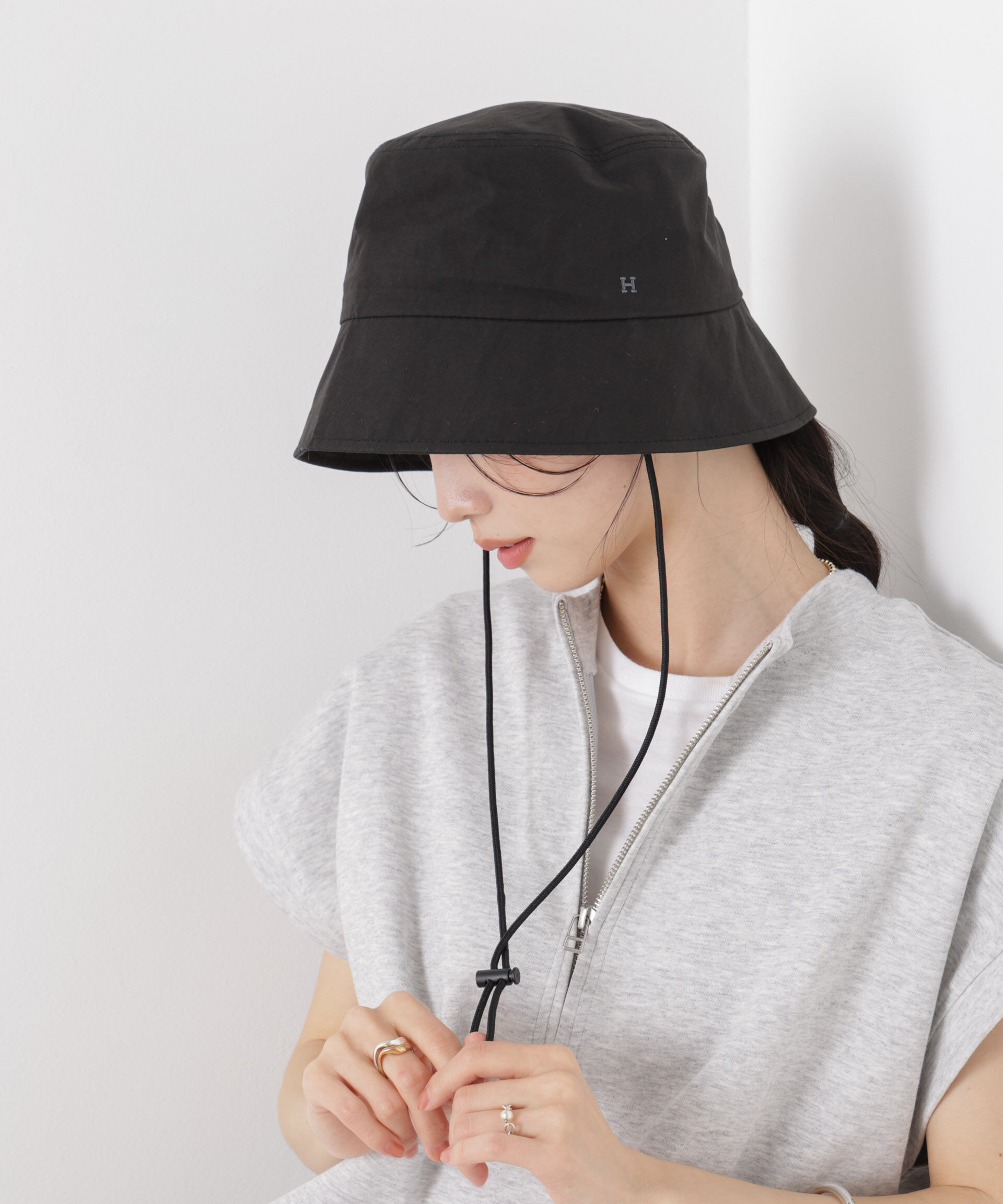 nano･universe「Healthknit/別注ドローコード付ワンポイント刺繍HAT」|キャップ・キャスケット|ブラック