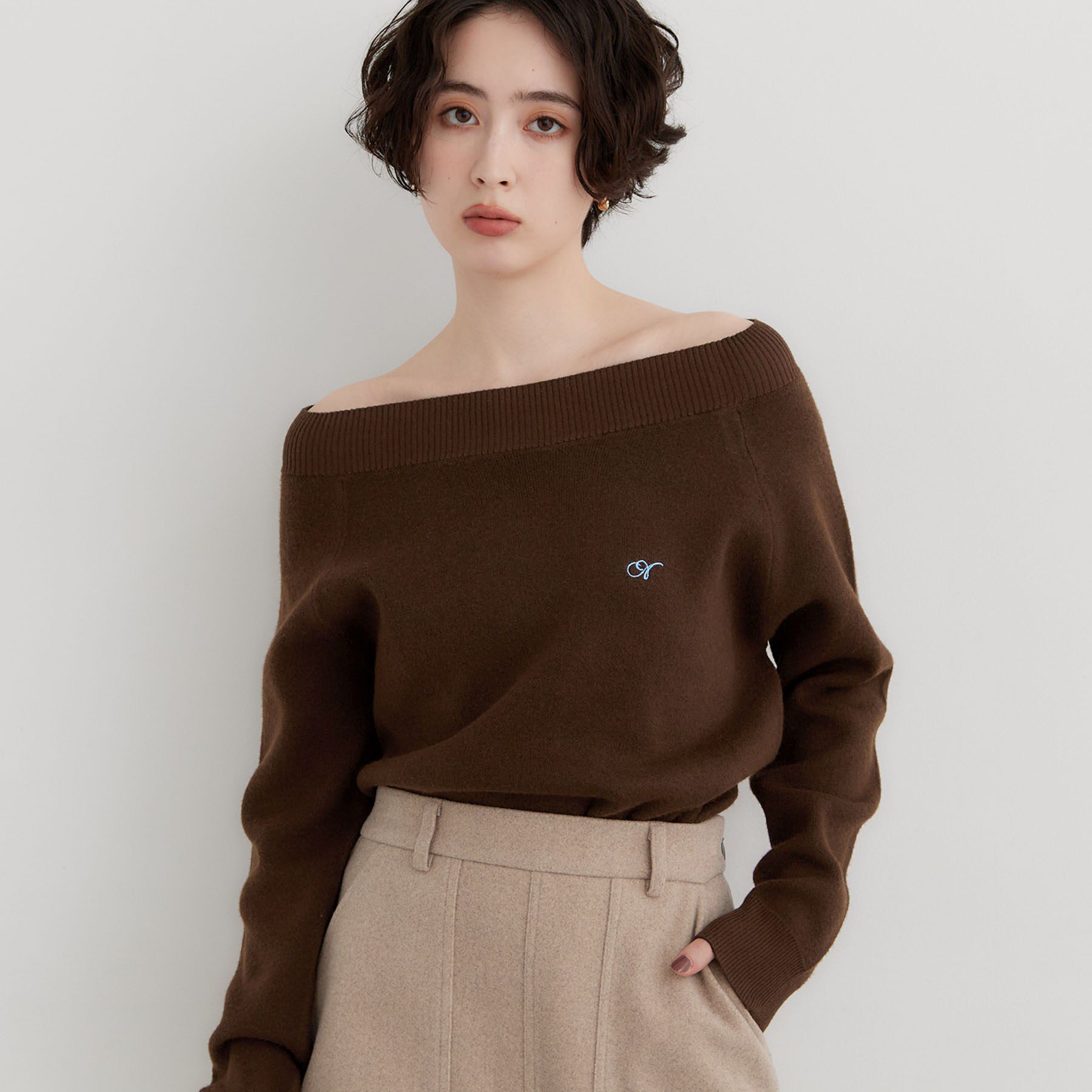 THE SHOP TK「オフショルワンポイント刺繍ニット」|ニット・セーター|ブラウン(043)