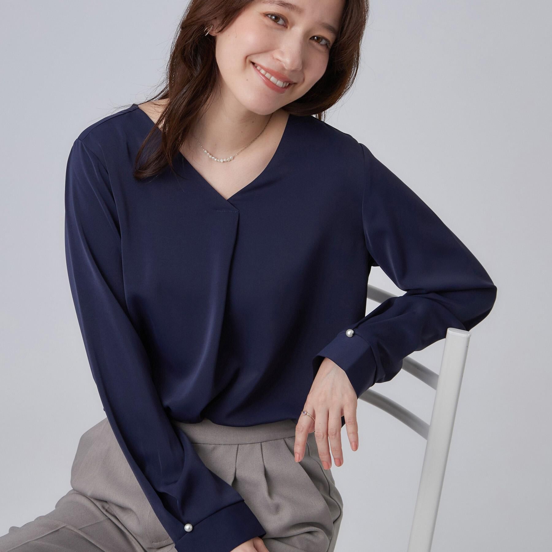 SHOO･LA･RUE「【通勤/UV/洗濯後しわになりにくい】お顔周りをすっきり魅せる Vネックブラウス」|シャツ・ブラウス|ネイビー(094)
