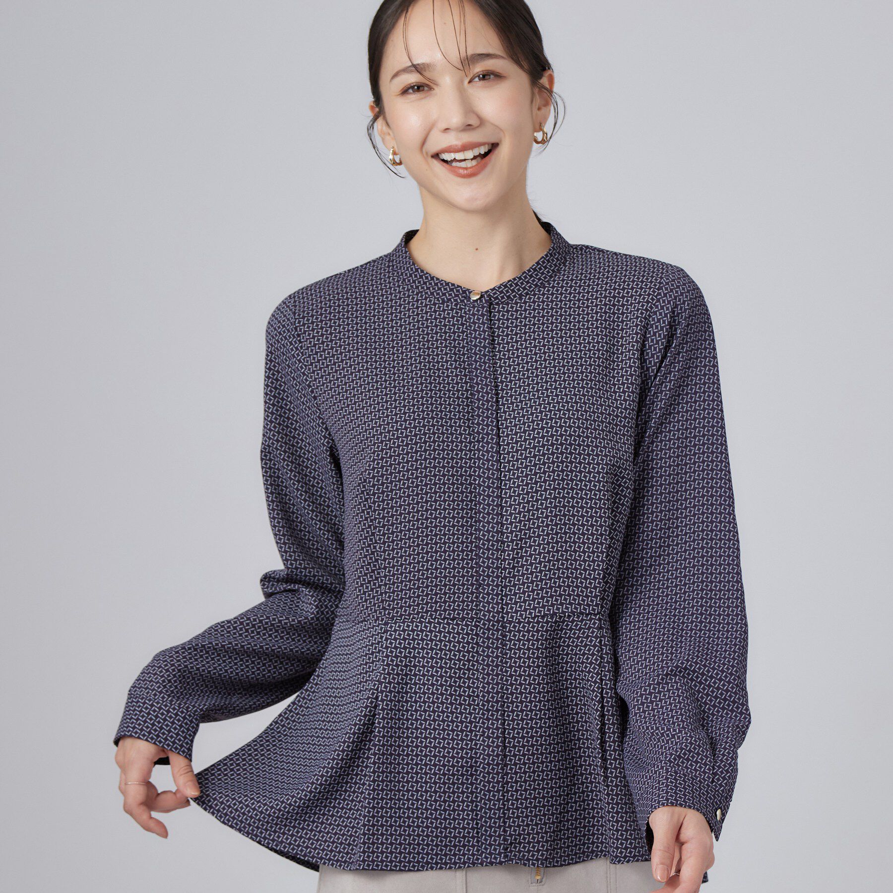 SHOO･LA･RUE「【S-LL/洗濯機可/通勤】インせず着られる ウエストタックペプラムブラウス」|シャツ・ブラウス|ネイビー(194)