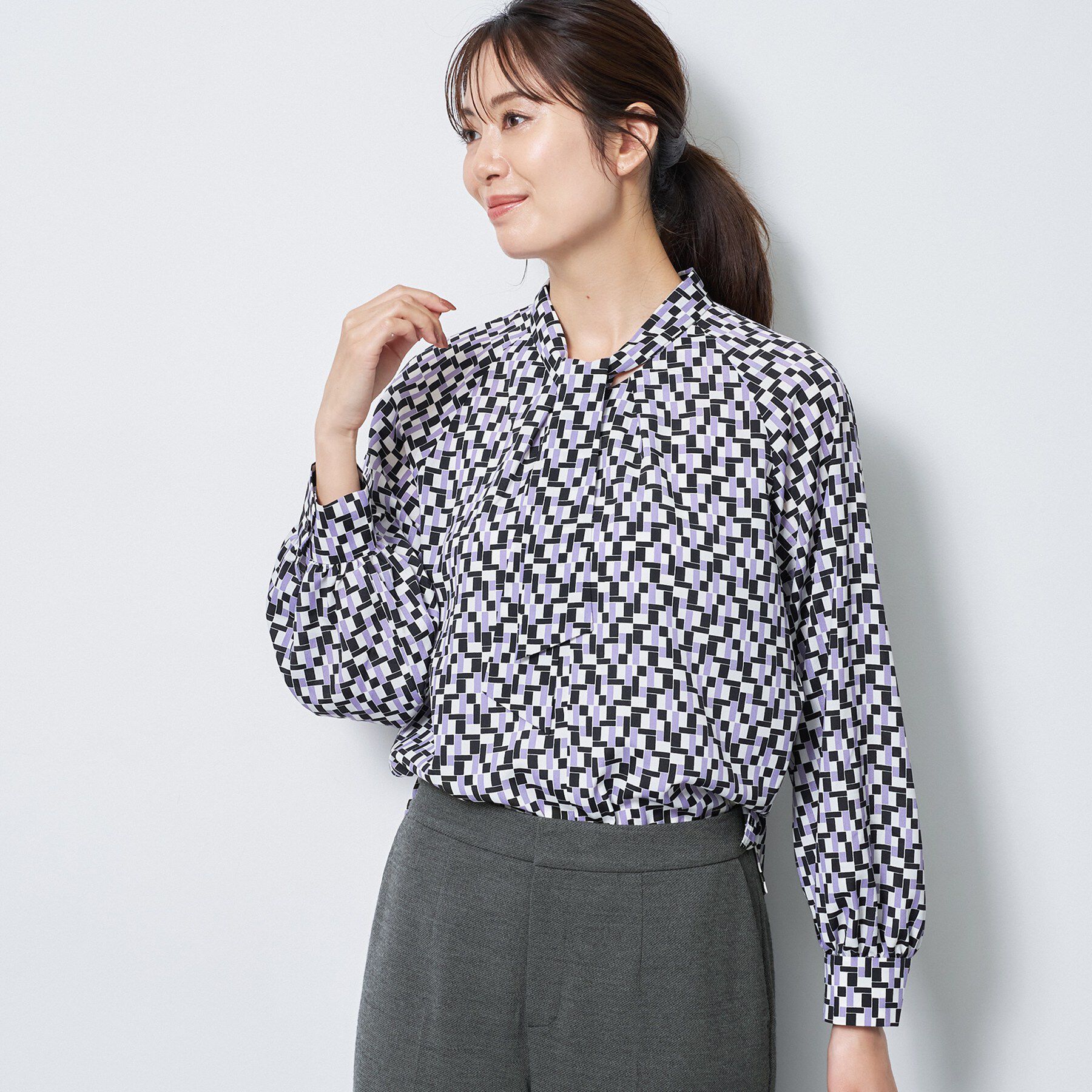 Reflect「【SS-4Lサイズ／セットアップ】幾何柄プリント ボウタイデザインブラウス」|シャツ・ブラウス|パープル(182)