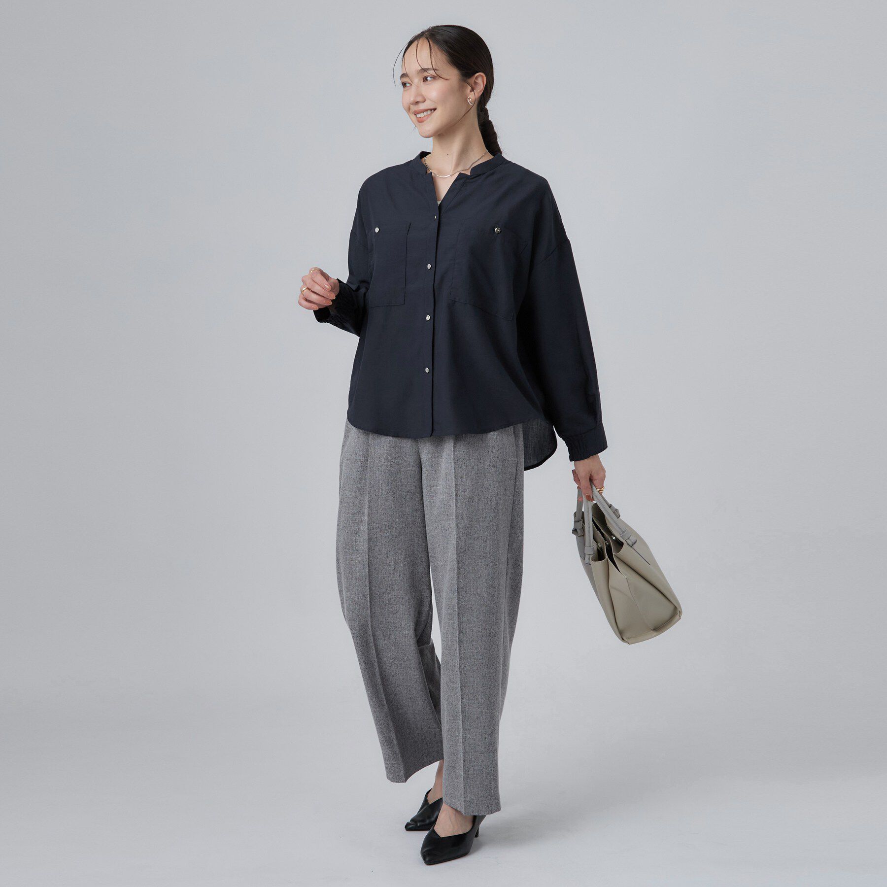 SHOO･LA･RUE「【洗濯後しわになりにくい/S-LL】こなれ見え ゆるっと キーネック金ボタンポケットシャツ」|シャツ・ブラウス|