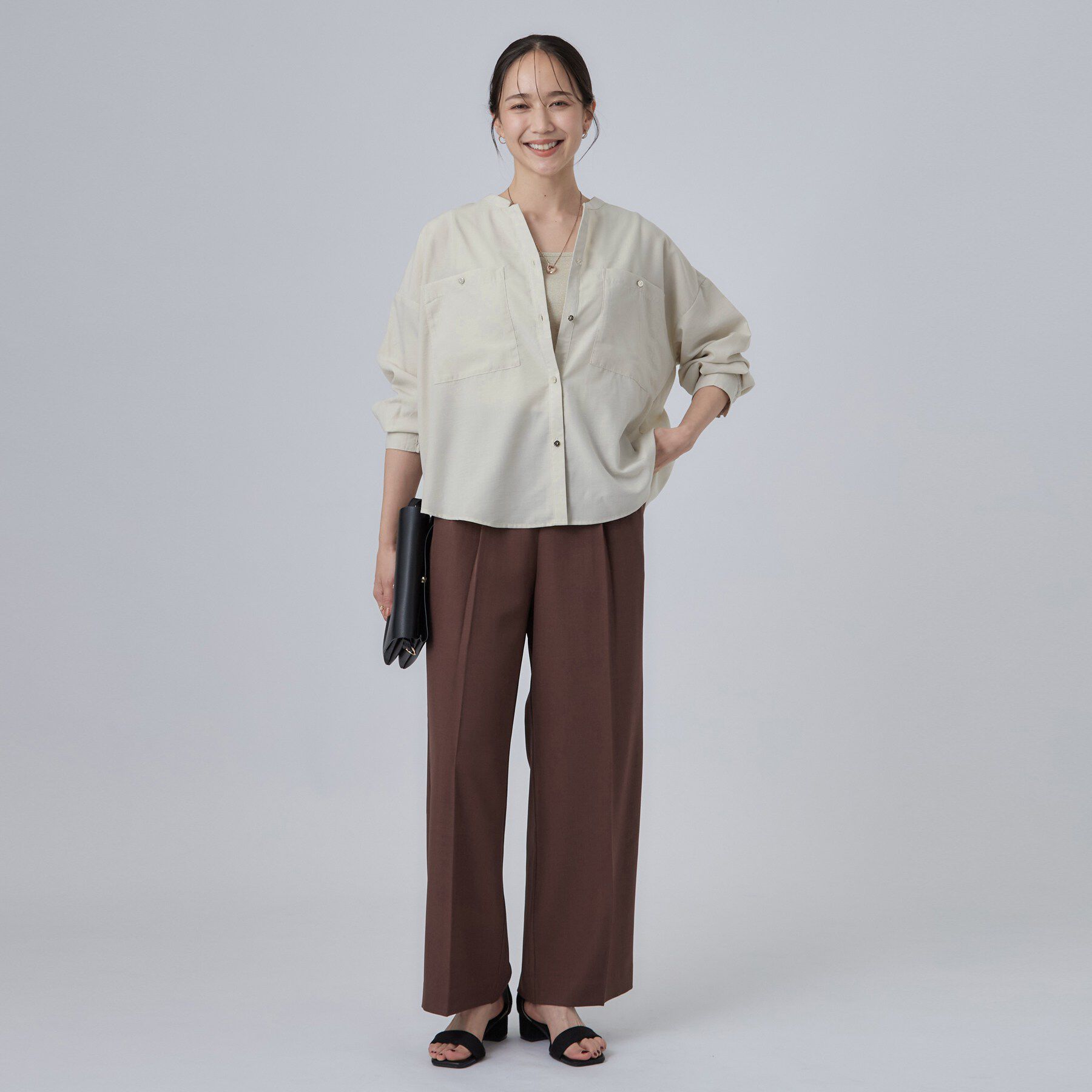 SHOO･LA･RUE「【洗濯後しわになりにくい/S-LL】こなれ見え ゆるっと キーネック金ボタンポケットシャツ」|シャツ・ブラウス|
