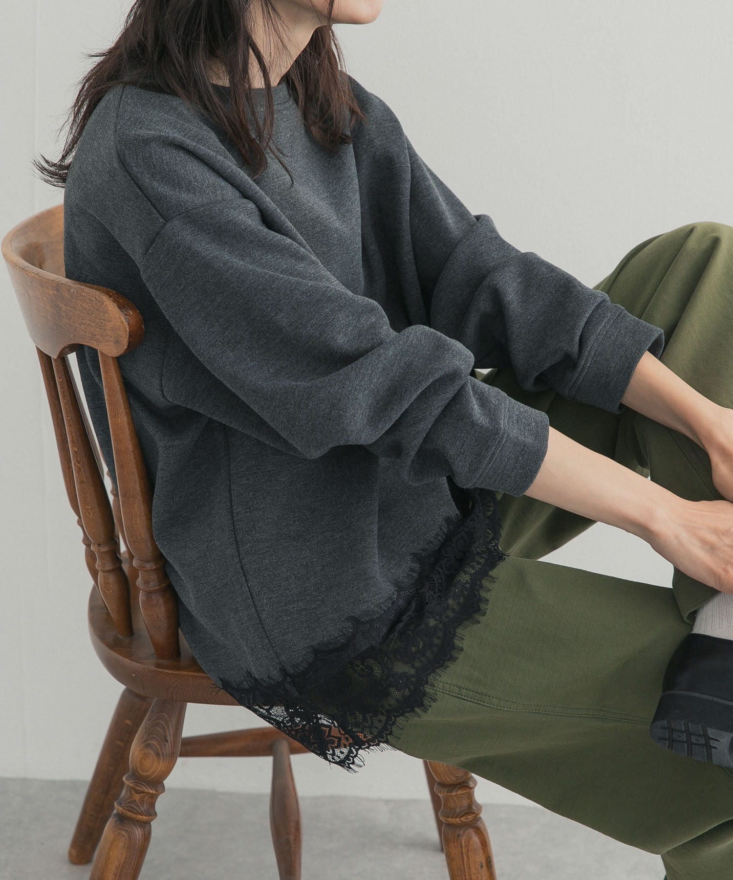 URBAN RESEARCH DOORS「ダブルフェイス裾レースプルオーバー 26AW」|Tシャツ・カットソー|チャコールグレー